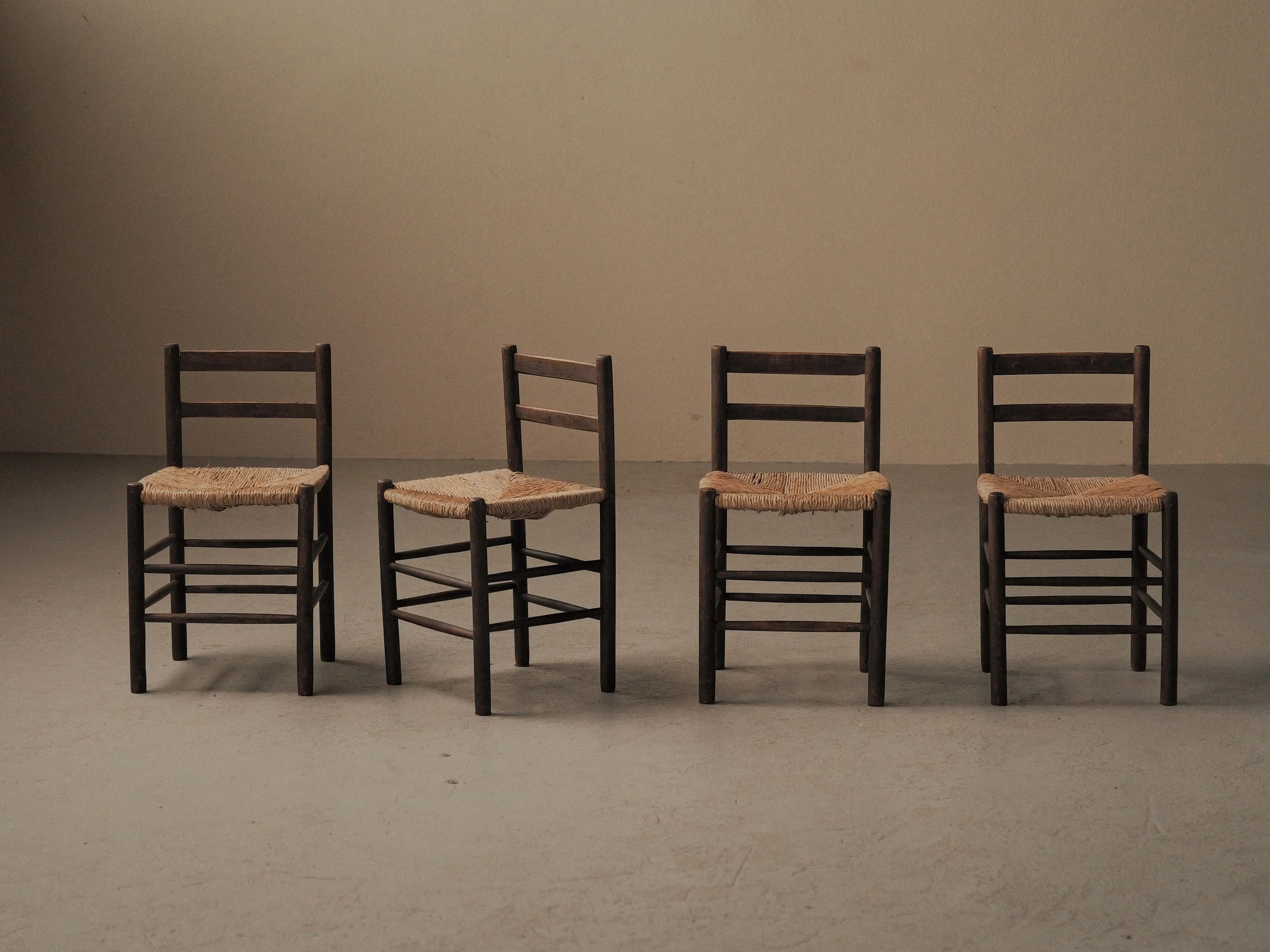 20260917A1-Set-de-4-chaises-bois-massif-et-paille-Vers-1960-2.jpg