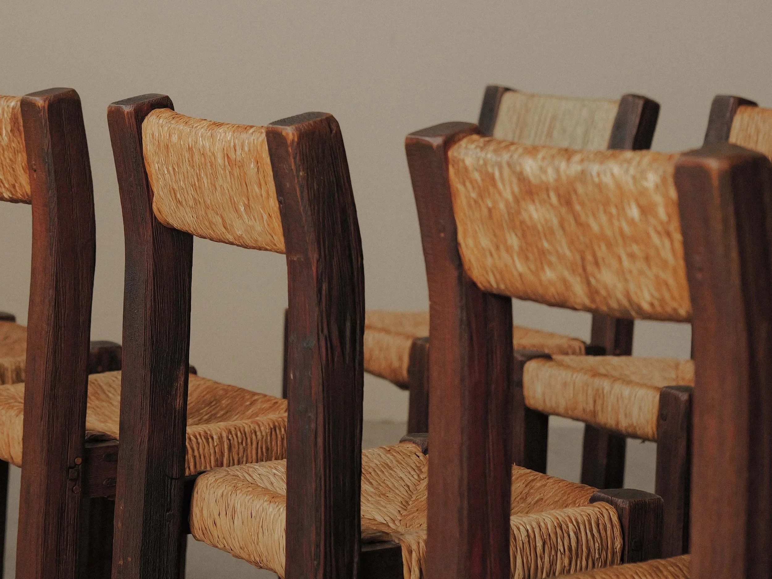 20260628A-et-20260630A2-ensemble-de-8-chaises-en-meleze-massif-et-paille-tressee-travail-artisanal-francais-vers-1960-4.jpg
