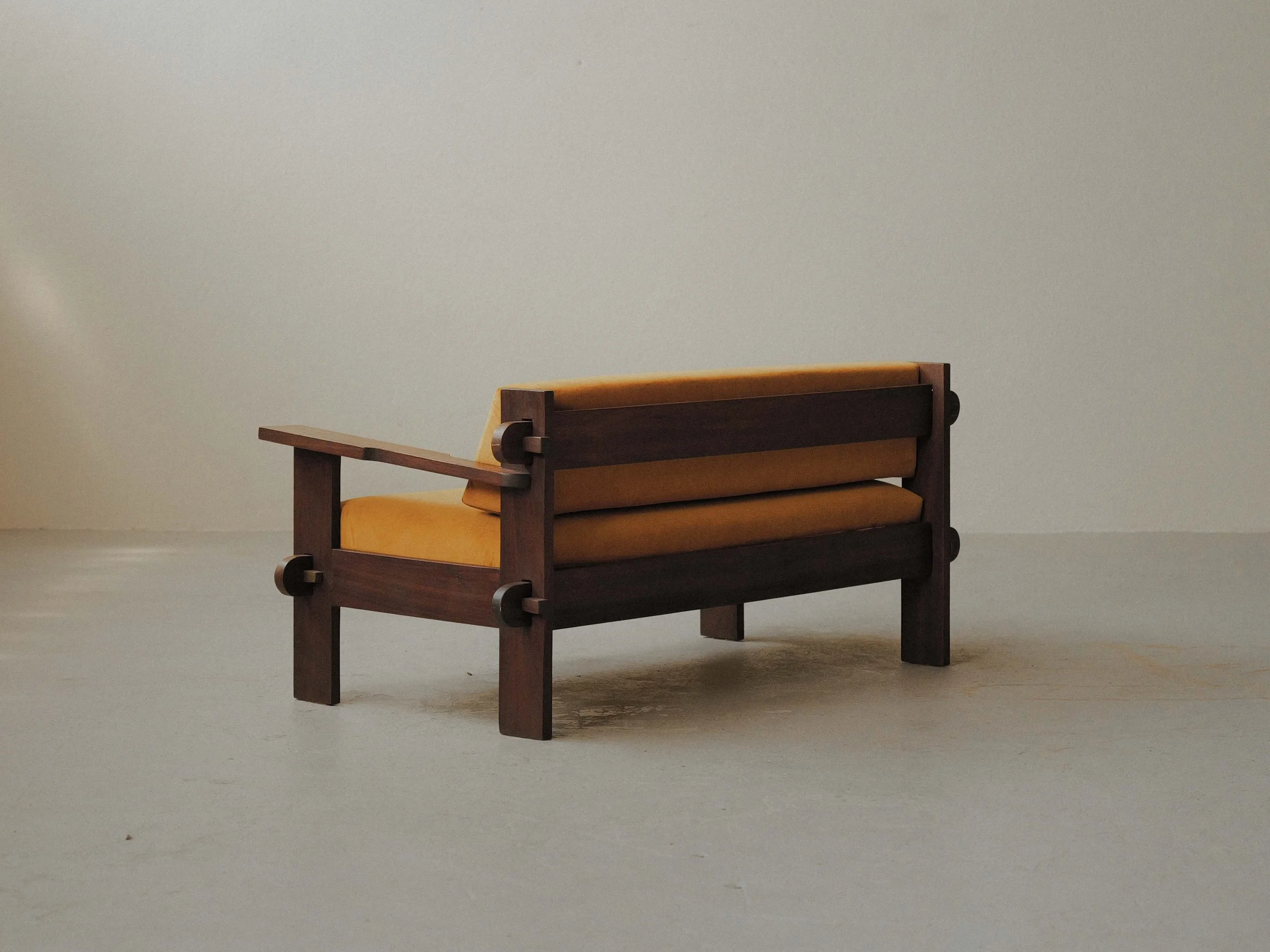 20260414A3-Banquette-artisanale-travail-d-architecte-bois-massif-tissu-moutarde-circa-1970-12.jpg