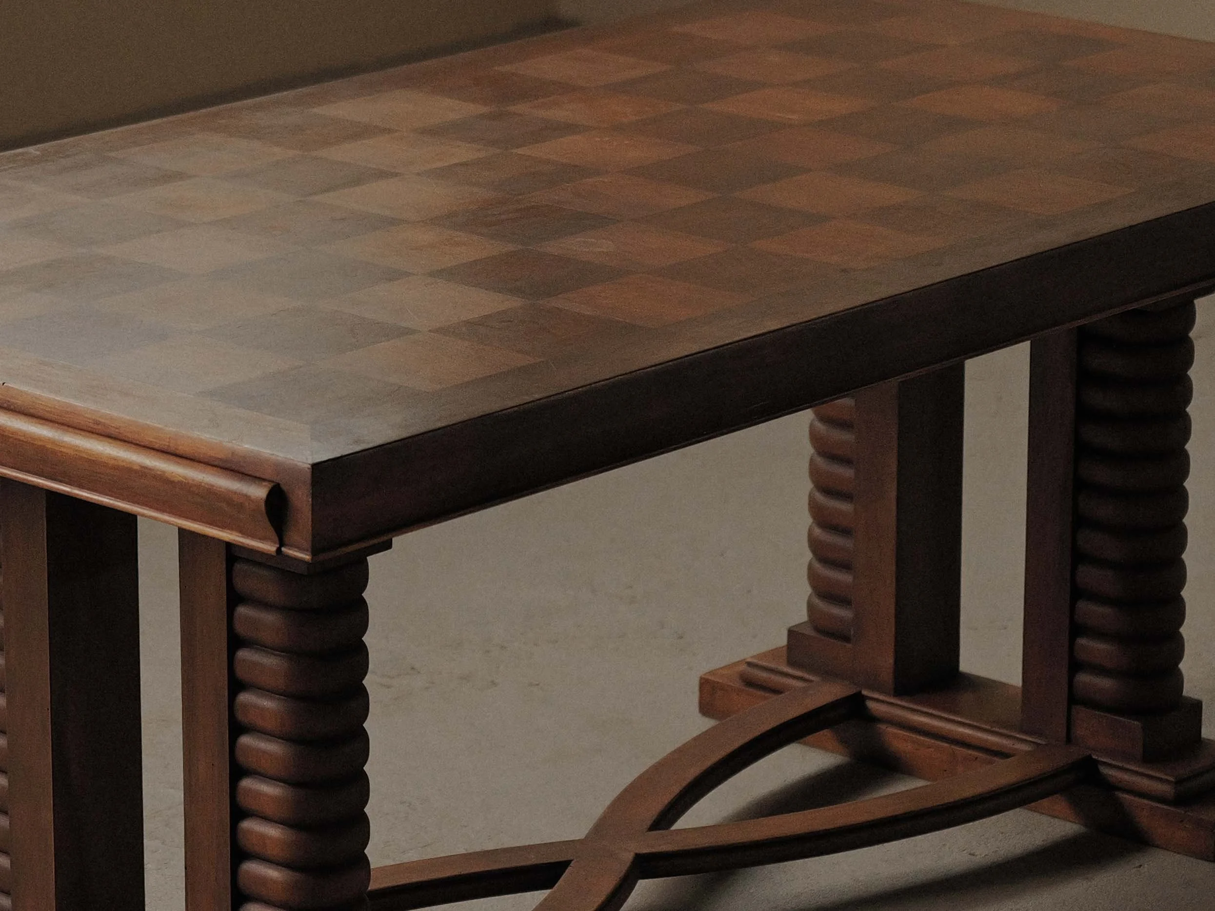 20260907T-table-en-chene-pieds-sculptes-plateau-marqueterie-france-vers-1940-3.jpg