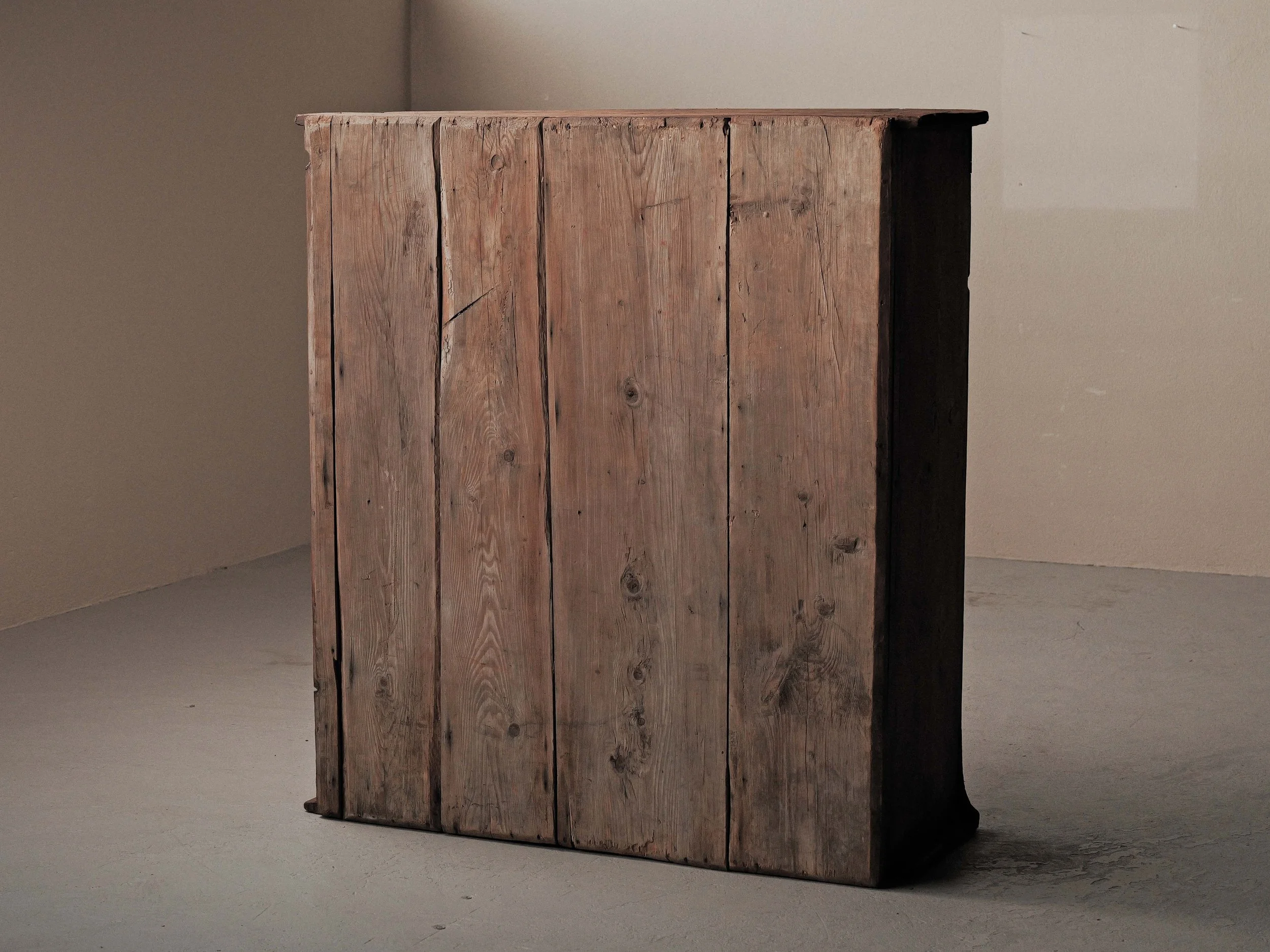 20251209-armoire-meuble-alpin-pin-massif-Suisse-18eme-siecle-18.jpg