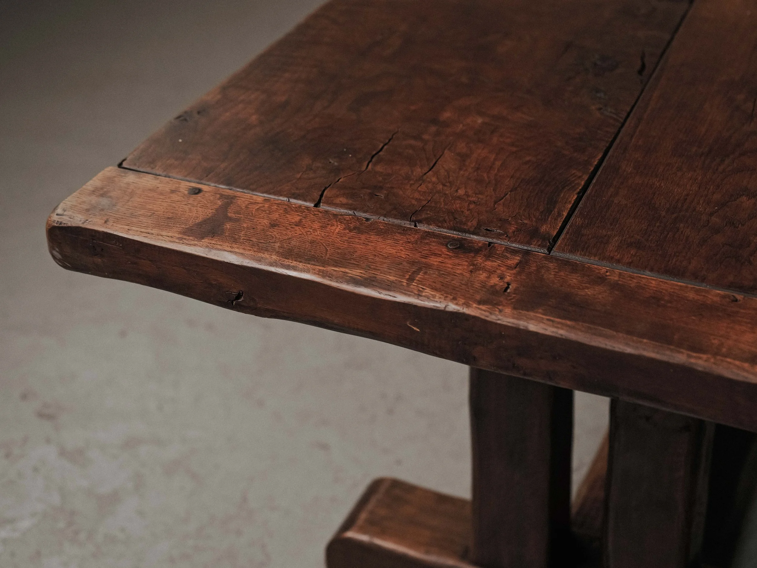 20260802T-Table-artisanale-en-chene-massif-signe-J.Mercier-Vers-1950-6.jpg