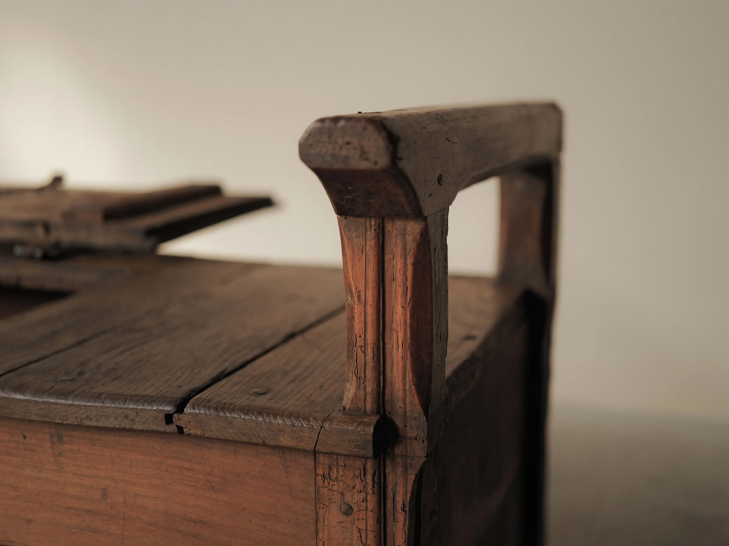 20260323A2-banc-coffre-archebanc-bois-massif-art-populaire-cantal-auvergne-18eme-siecle-9.jpg