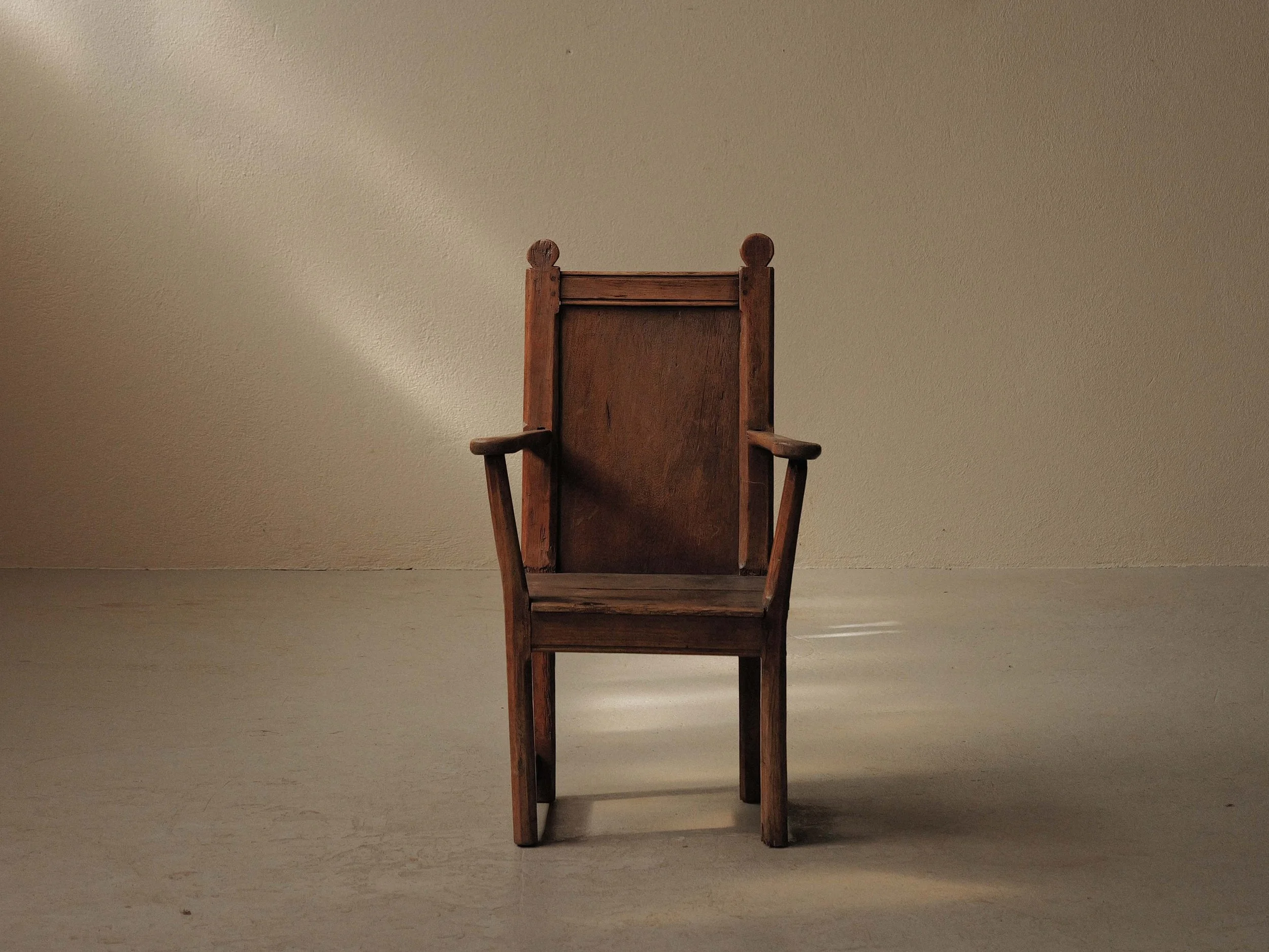 20260922A-fauteuil-rustique-en-chene-massif-travail-populaire-francais-19eme-siecle-2.jpg