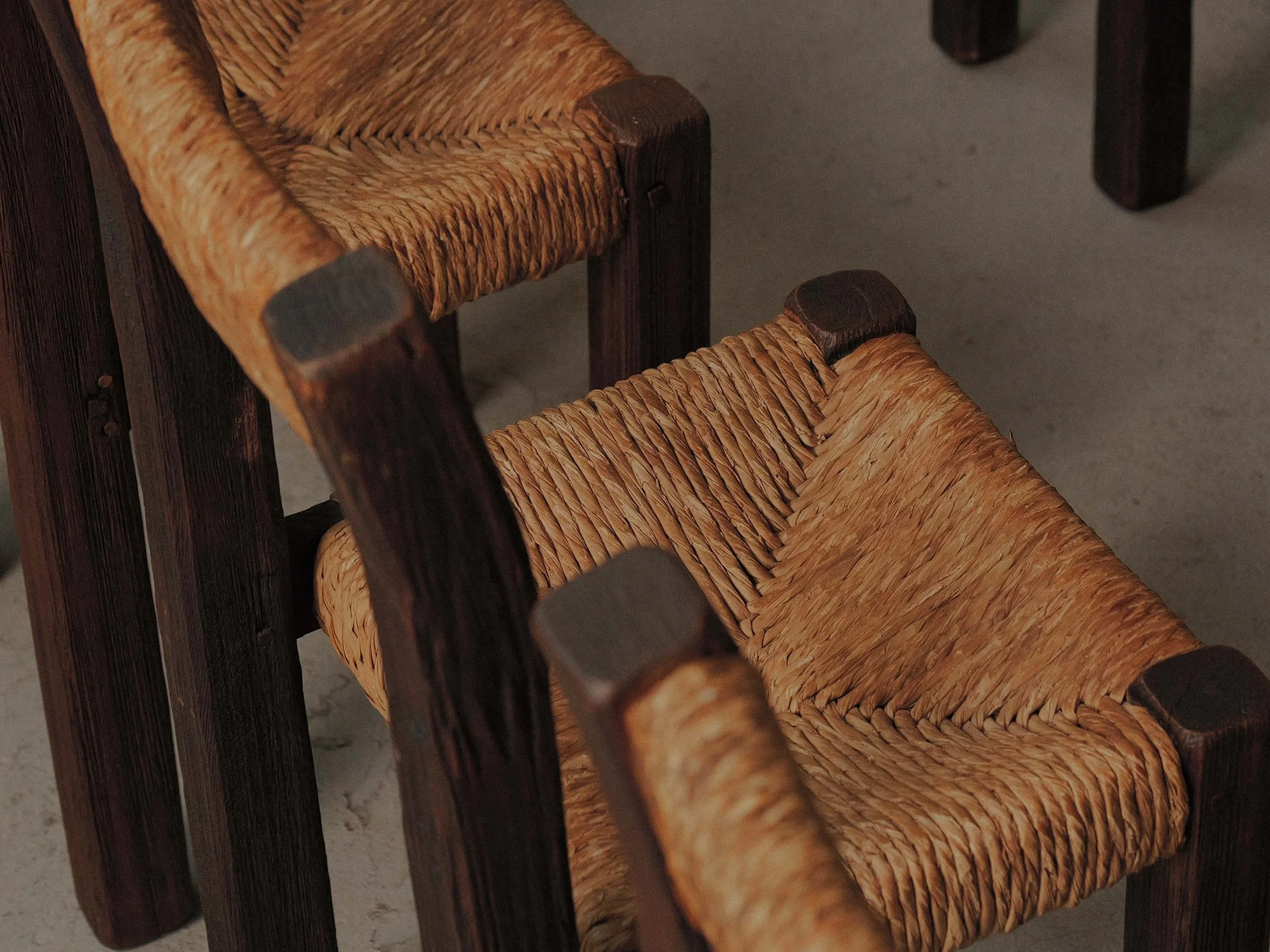 20260628A-et-20260630A2-ensemble-de-8-chaises-en-meleze-massif-et-paille-tressee-travail-artisanal-francais-vers-1960-5.jpg