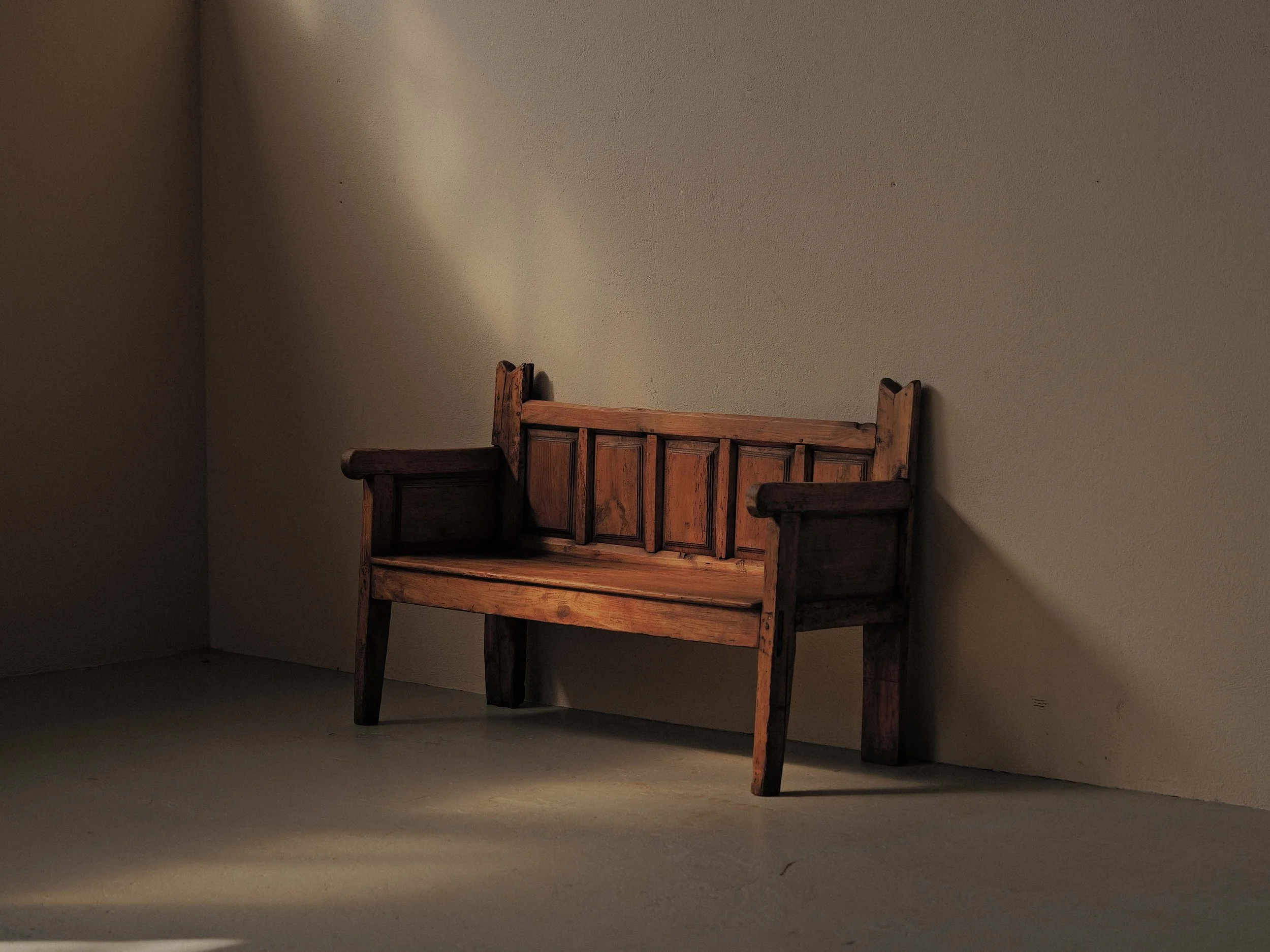 20260331A1-banc-art-populaire-espagnol-en-bois-massif-pyrenees-19eme-siecle-21.jpg