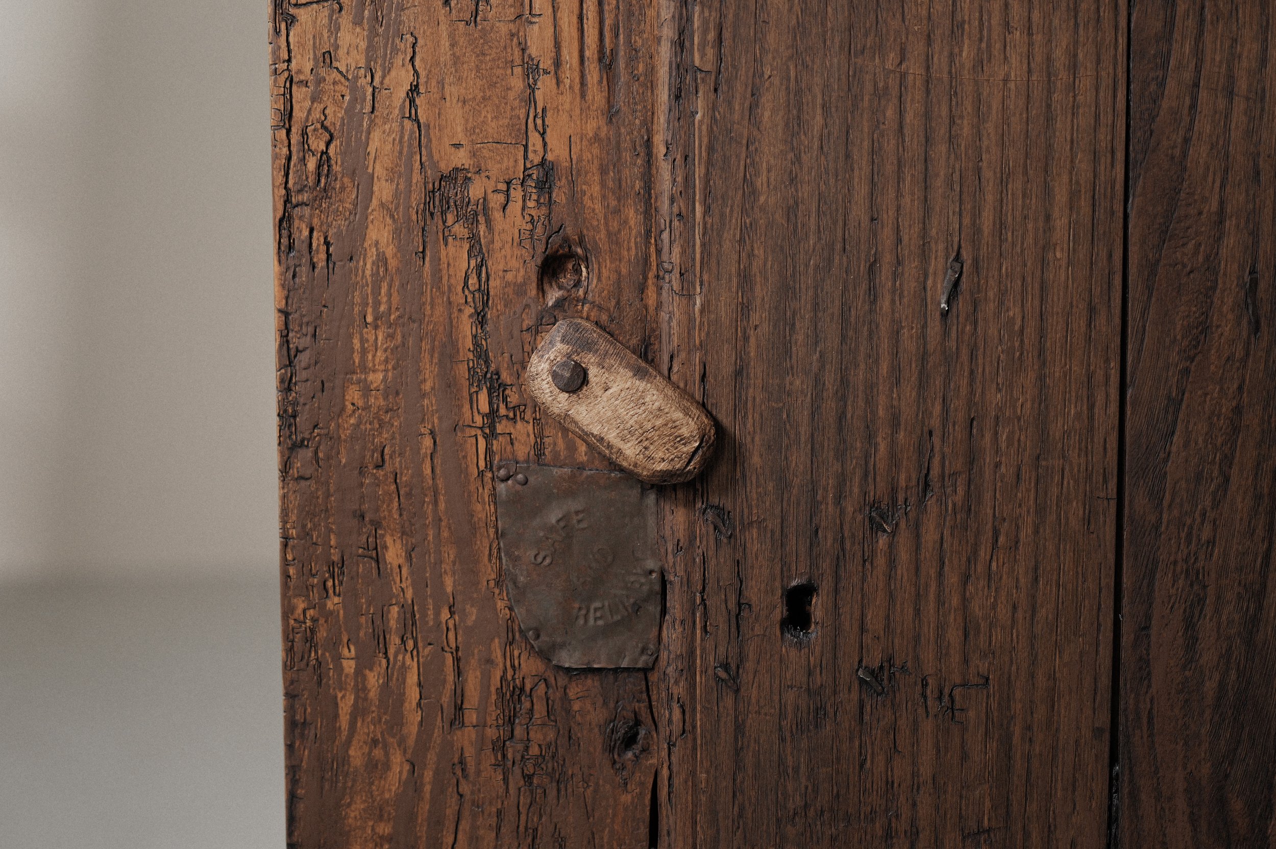 20250630M2-Meuble-une-porte-art-populaire-alpin-1800-13.jpg