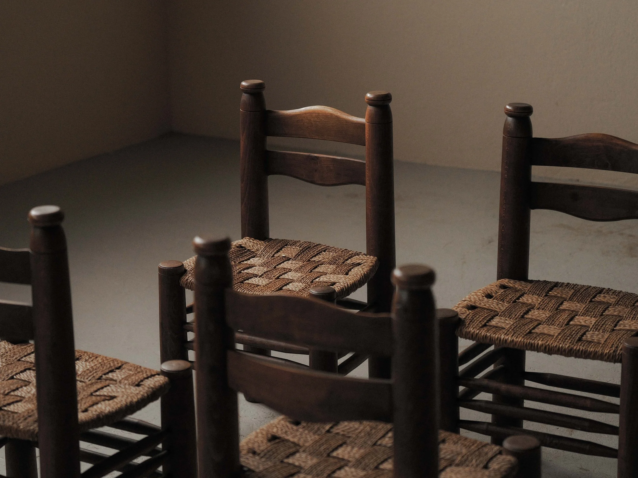 20260603A1-Ensemble-de-4-chaises-rustico-modernistes-en-hetre-massif-France-vers-1940-12.jpg
