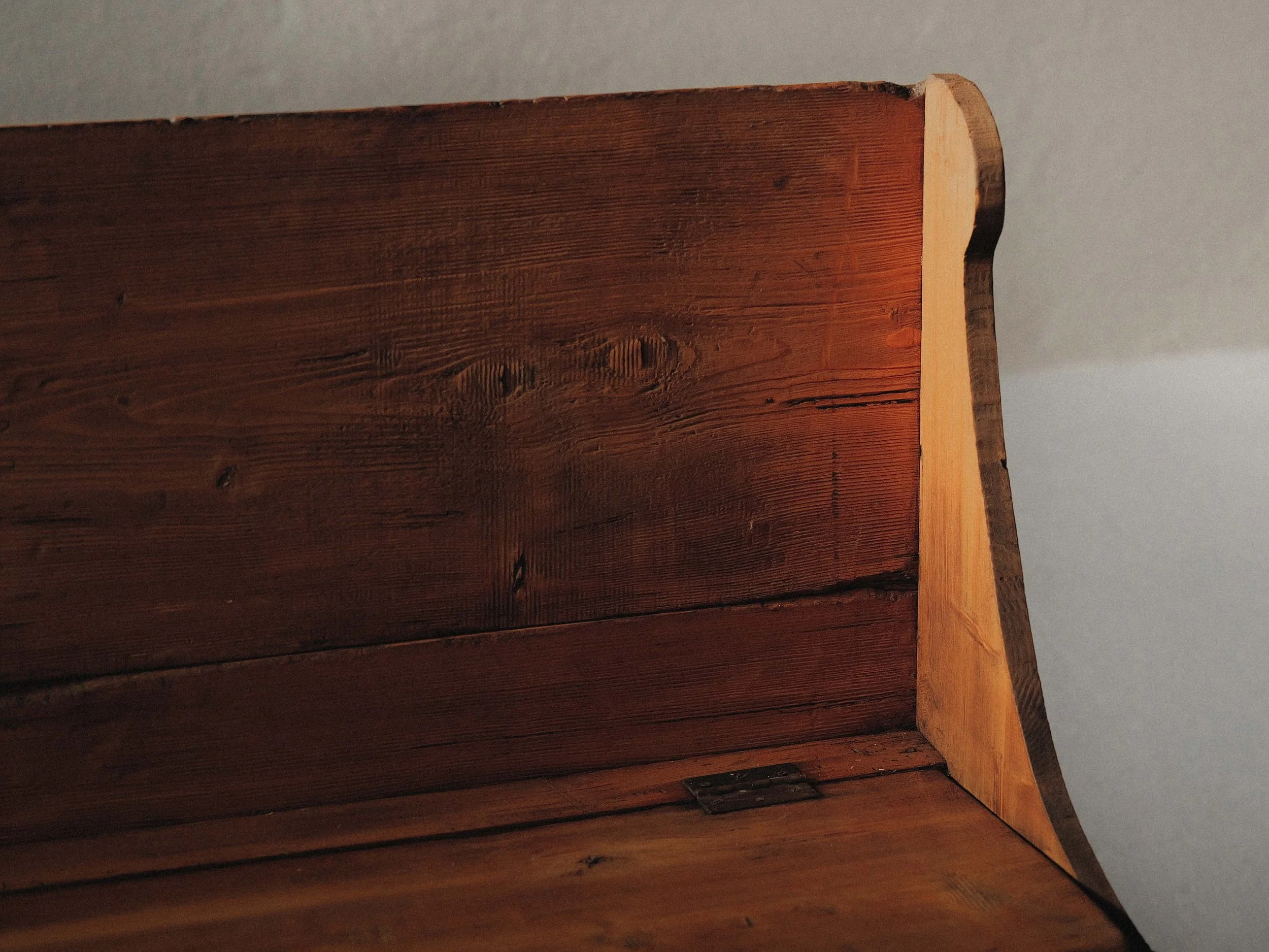 20251106A1-banc-coffre-savoyard-en-meleze-et-pin-massif-1950-7.jpg
