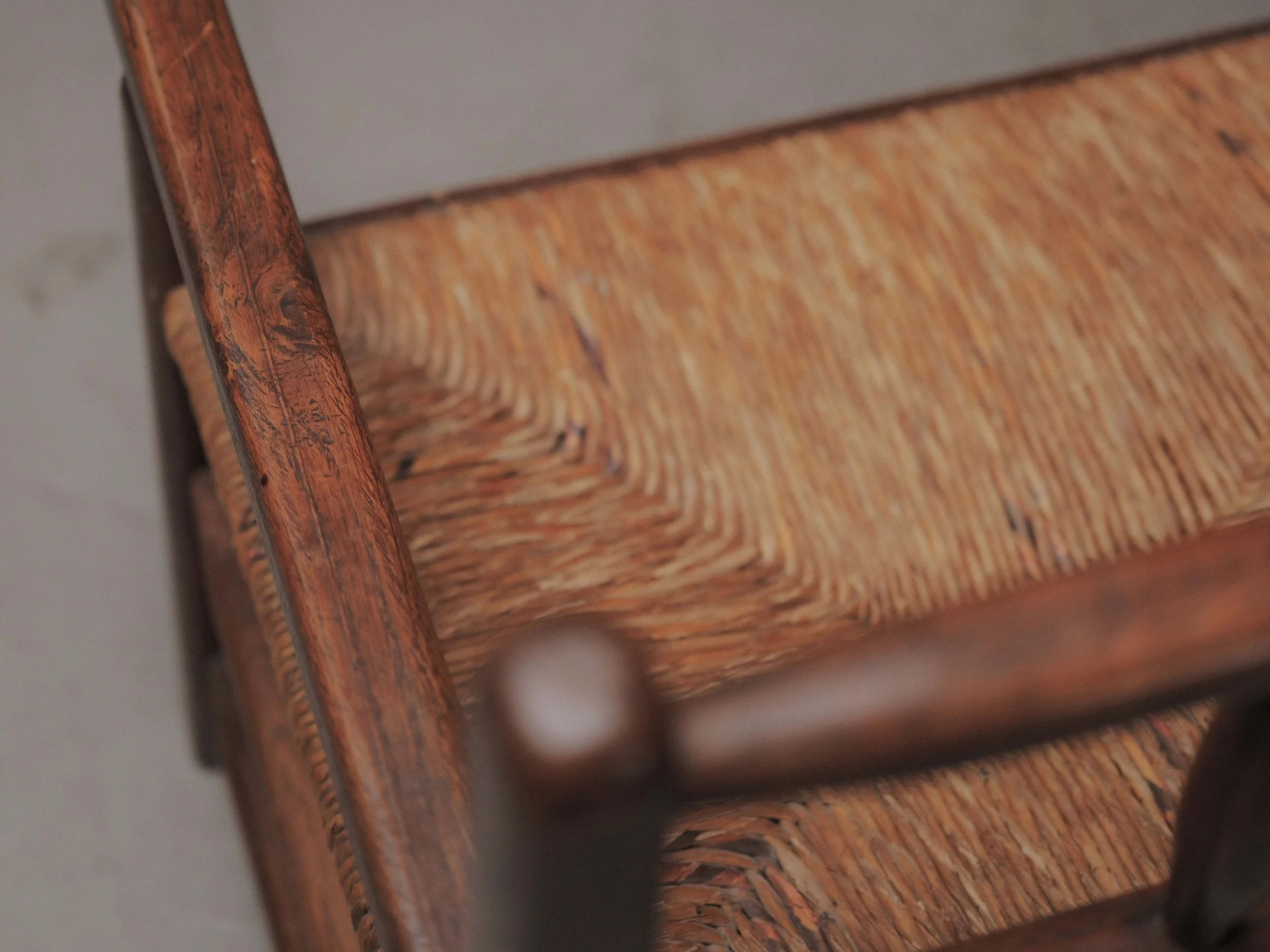 20260421A2-Fauteuil-bois-massif-paille-Vers-1950-11.jpg