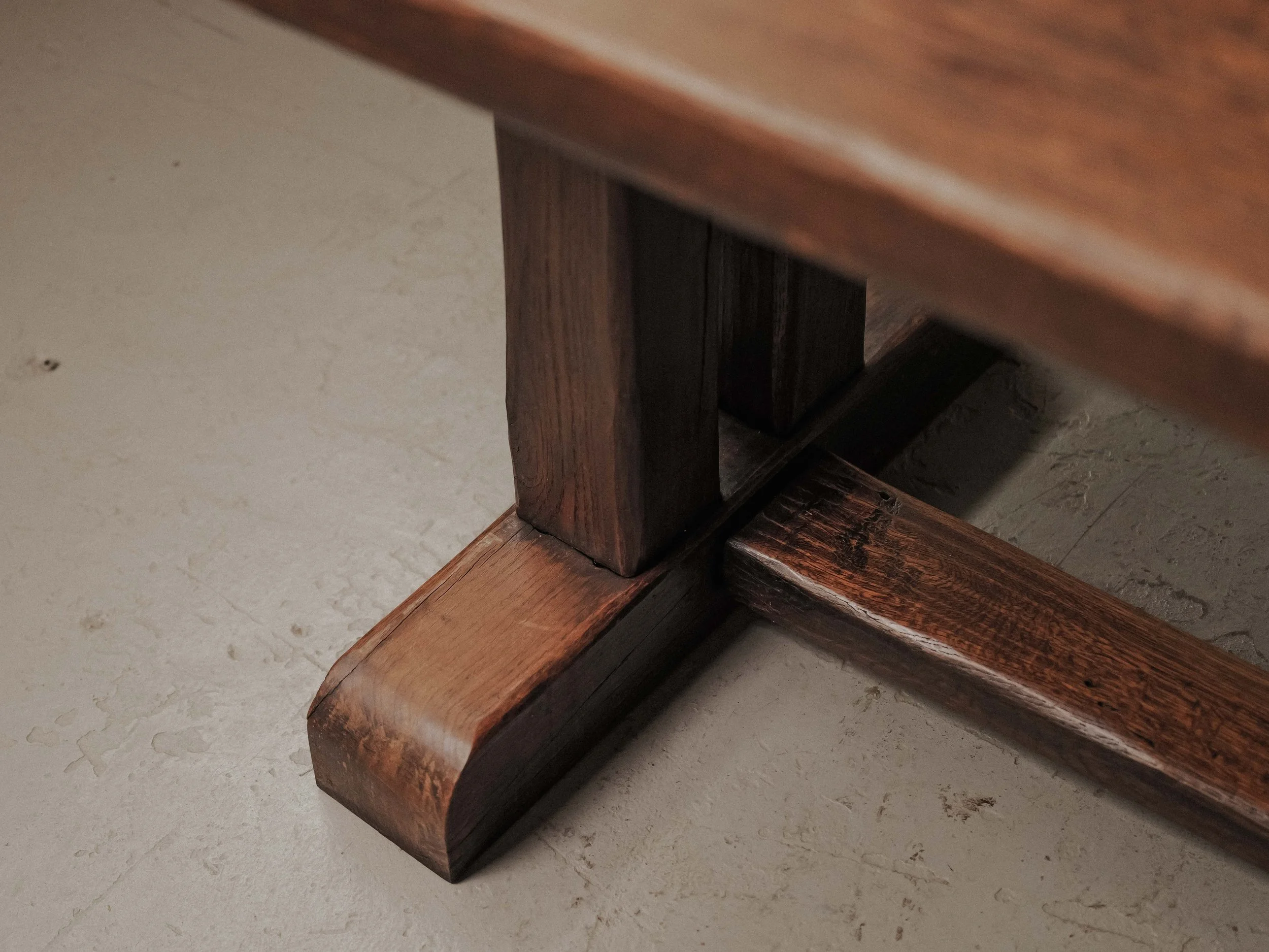 20260802T-Table-artisanale-en-chene-massif-signe-J.Mercier-Vers-1950-21.jpg
