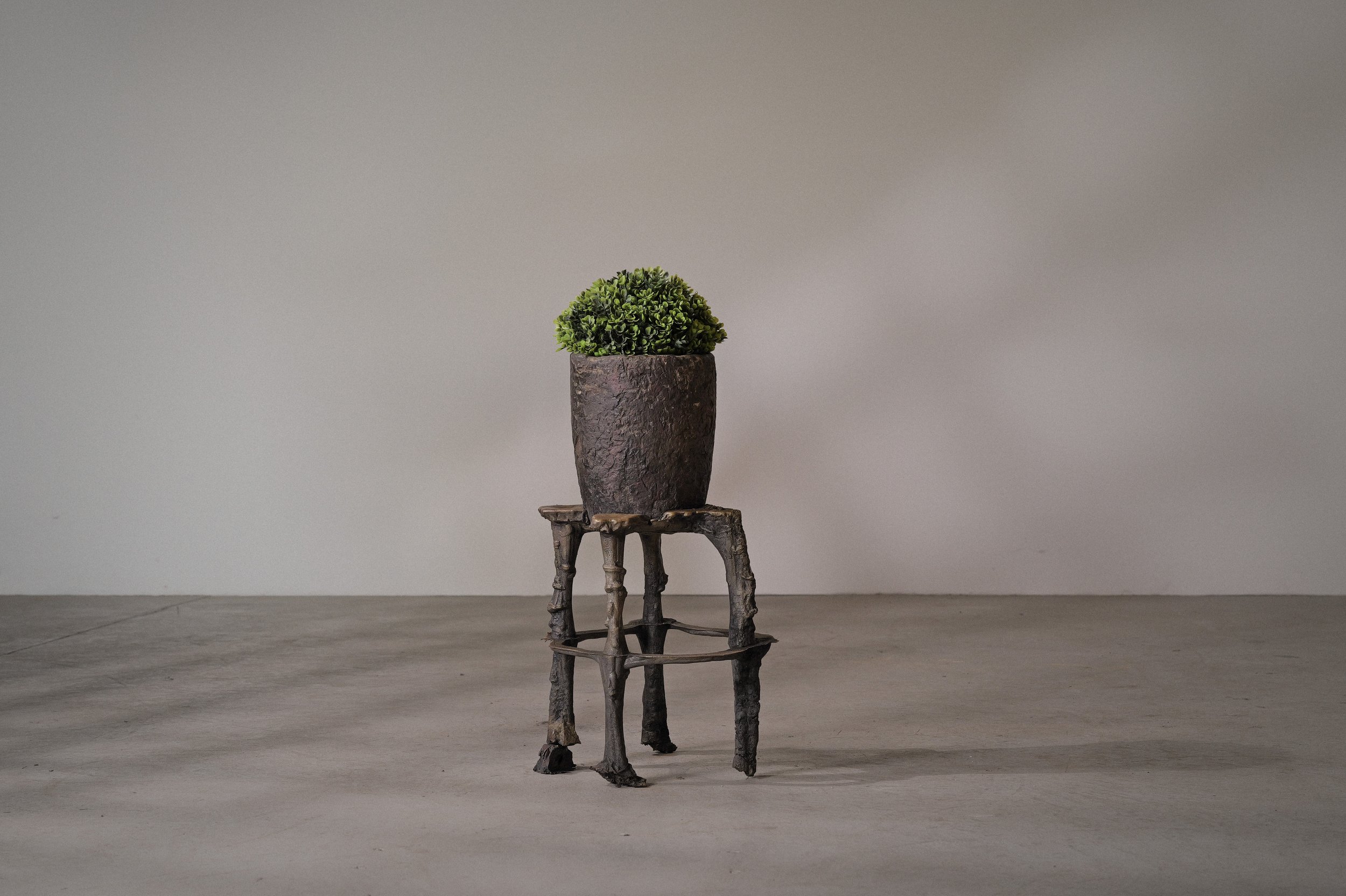 pot-art-brut-creuset-et-pieds-en-bronze.jpg