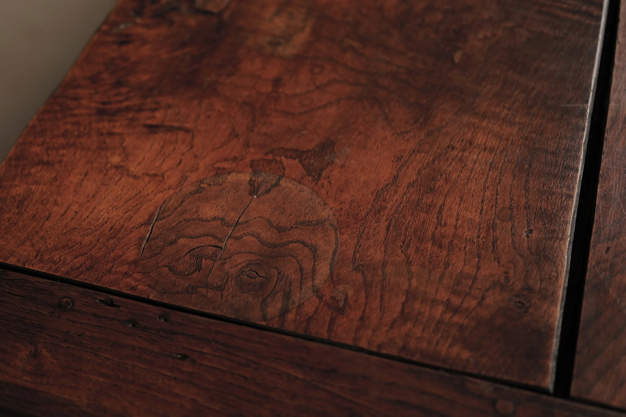 20260802T-Table-artisanale-en-chene-massif-signe-J.Mercier-Vers-1950-10.jpg