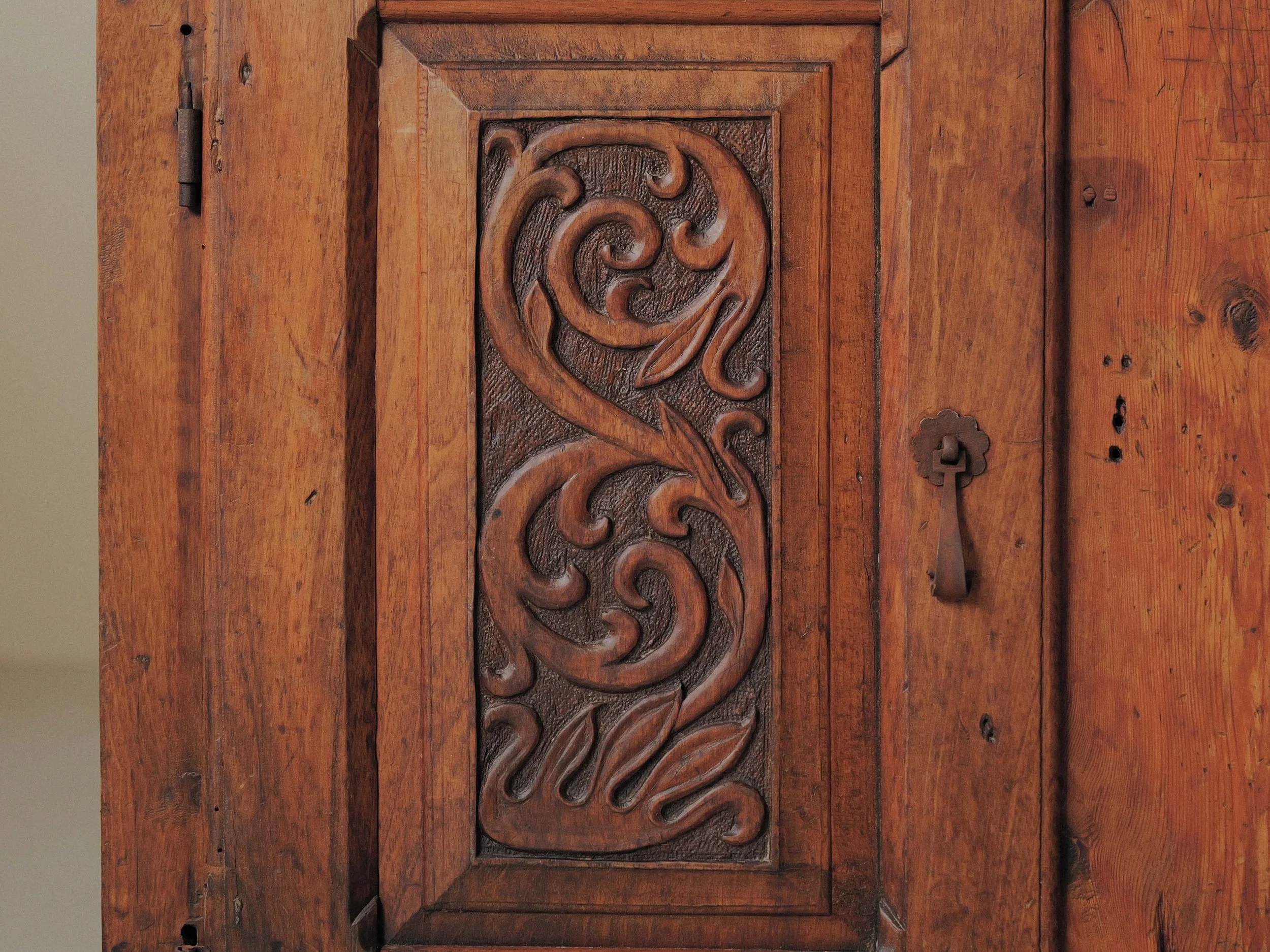 20260629M3-meuble-buffet-travail-populaire-alpin-deux-portes-sculptees-meleze-et-pin-massif-19eme-siecle-4.jpg