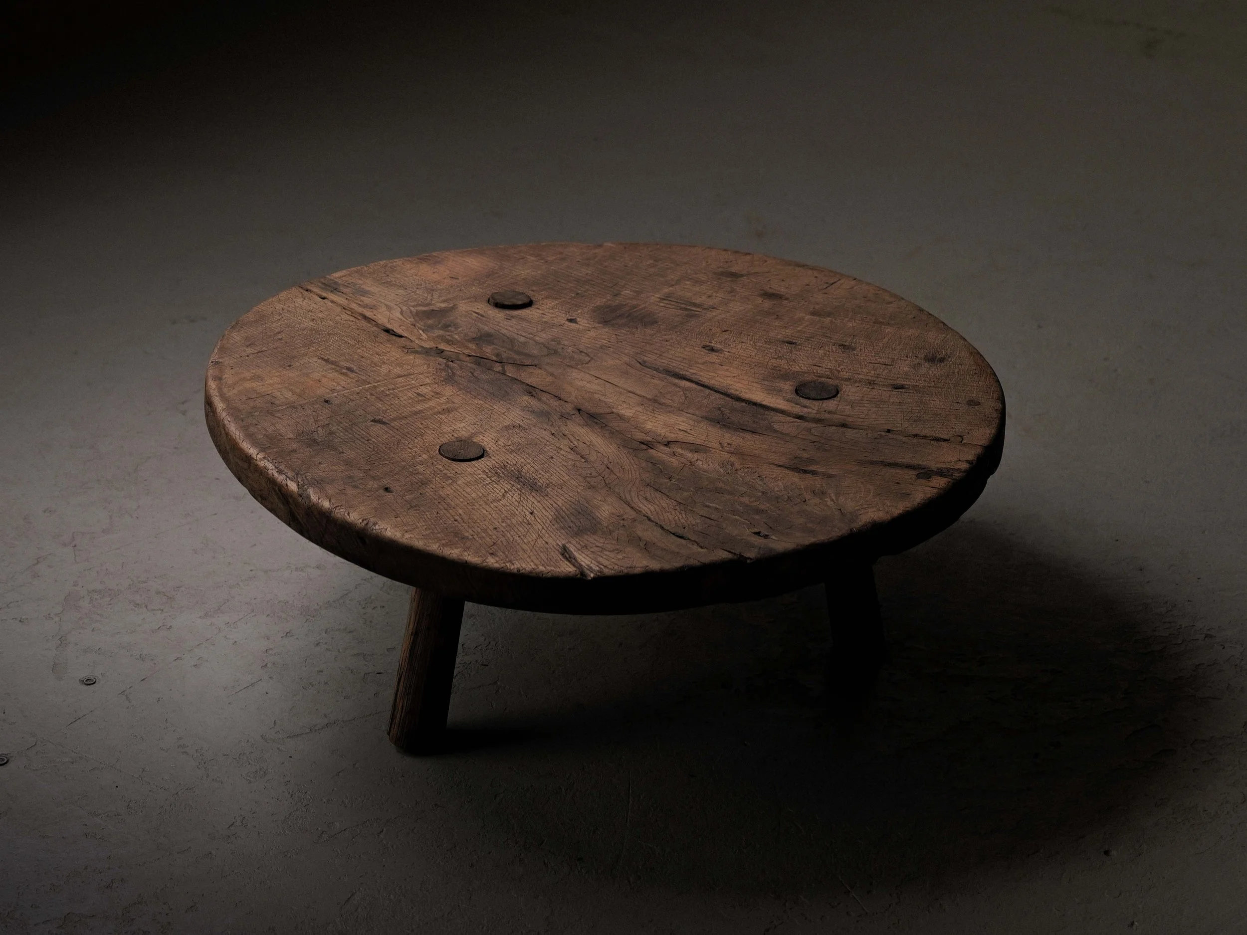 20260122T1-table-basse-ronde-brutaliste-artisanale-chene-massif-tripode-1950-13.jpg