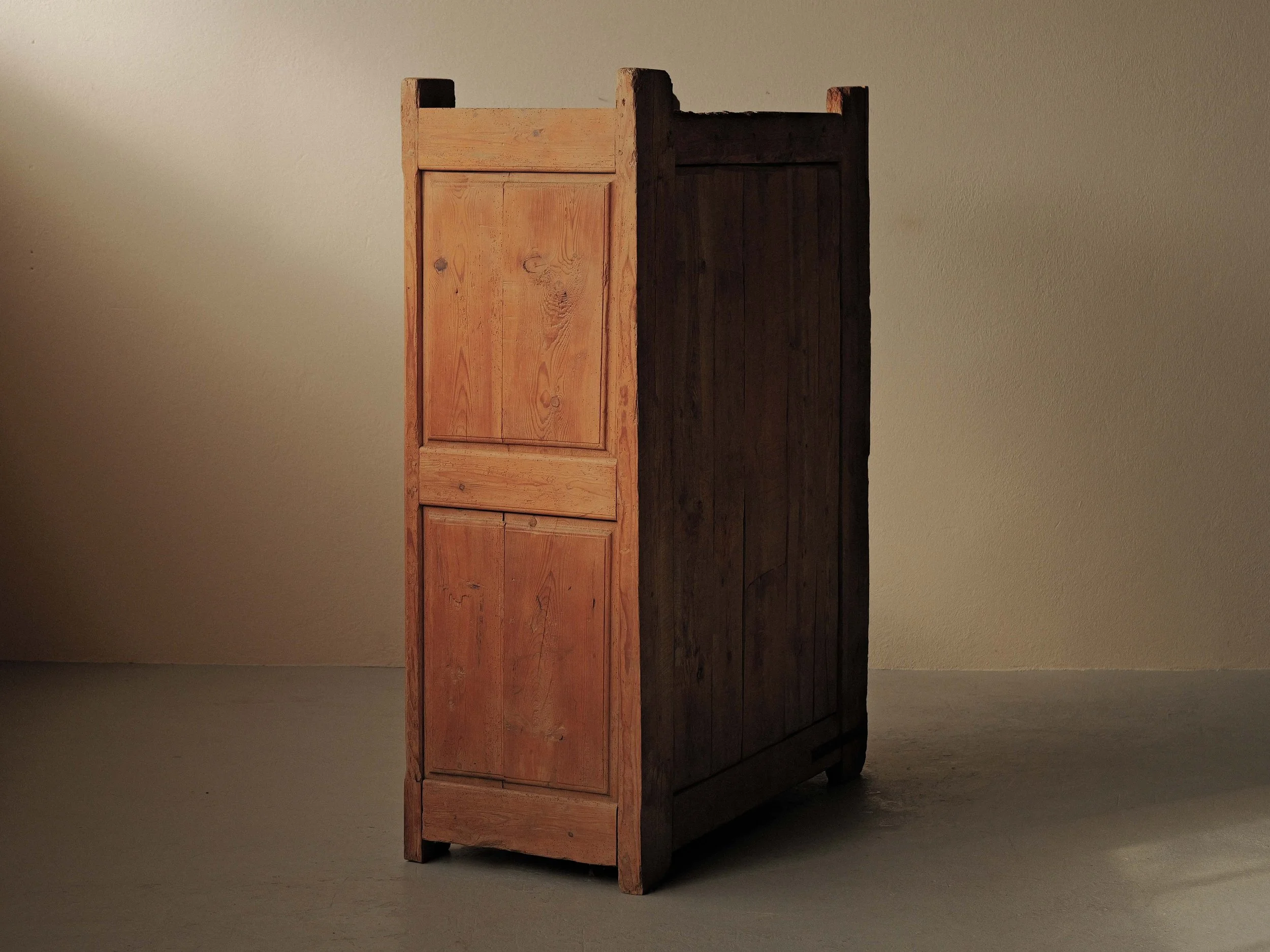 20260224M-meuble-deux-portes-en-pin-massif-dit-presse-a-lin-art-populaire-Lozere-19eme-siecle-22.jpg