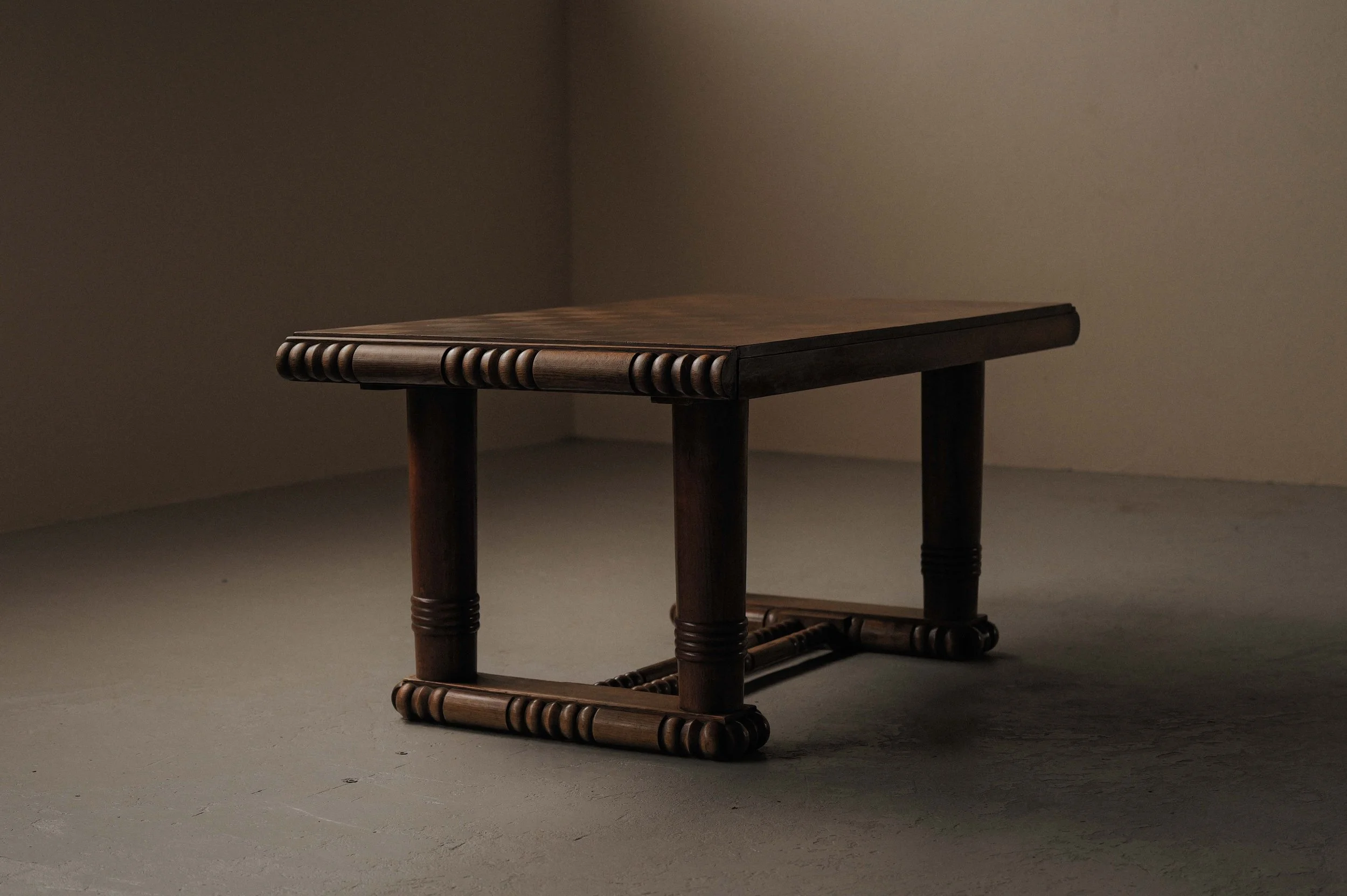 🔴 Table Art déco en chêne, France, années 1930–1940