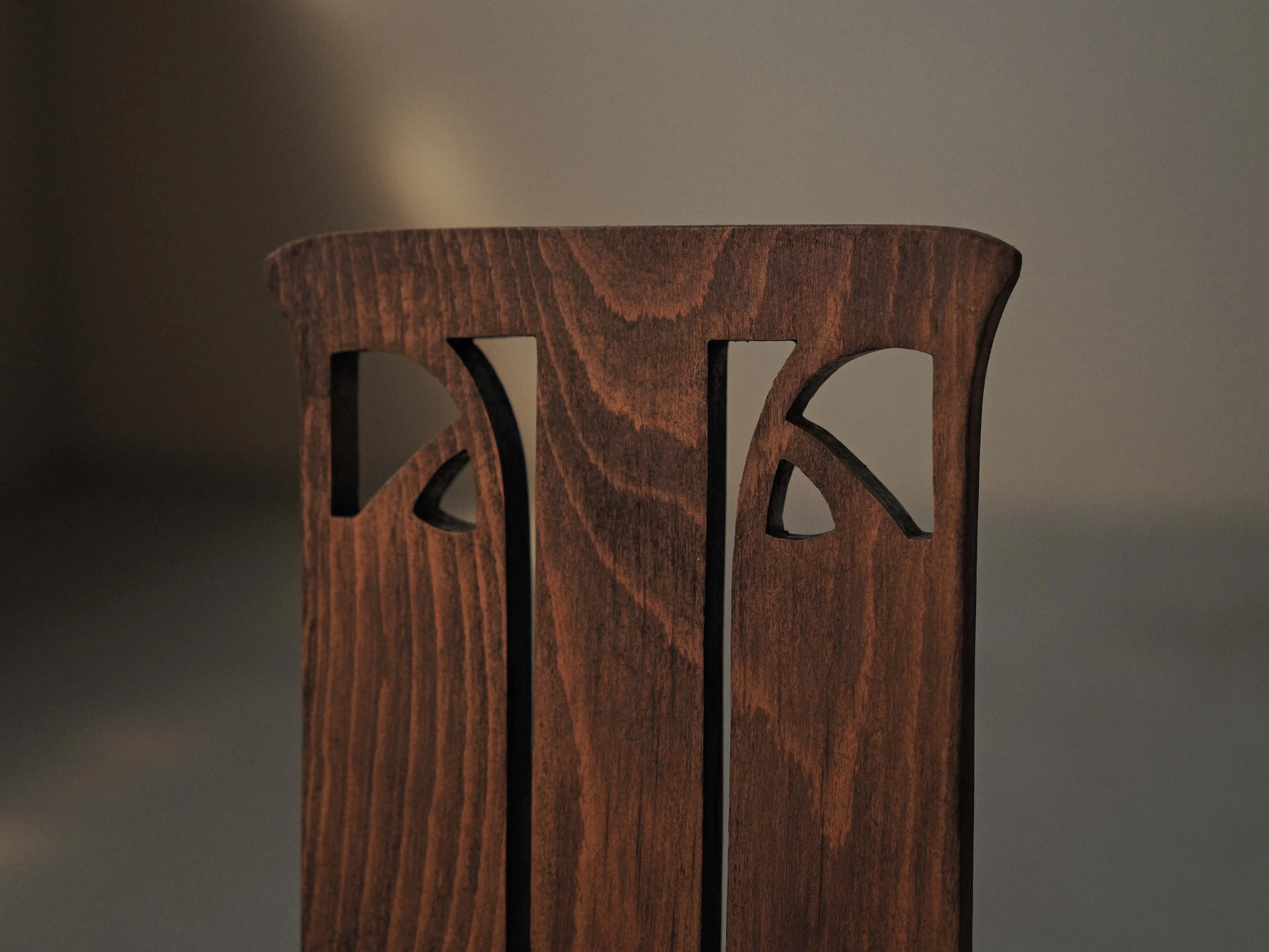 20260518A-chaise-d'appoint-bois-massif-et-cannage-pietements-traineaux-vers-1900-5.jpg