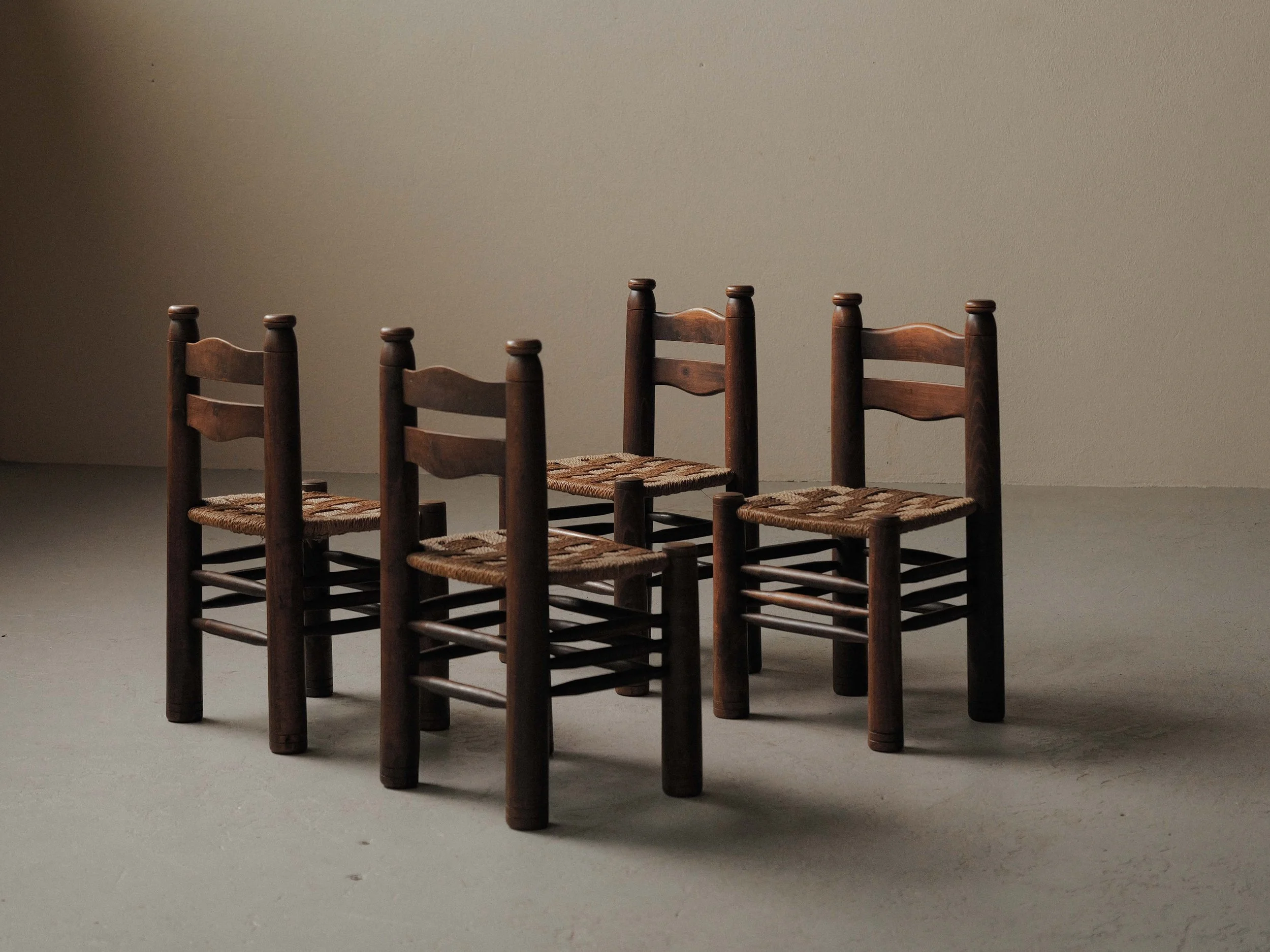 20260603A1-Ensemble-de-4-chaises-rustico-modernistes-en-hetre-massif-France-vers-1940.jpg