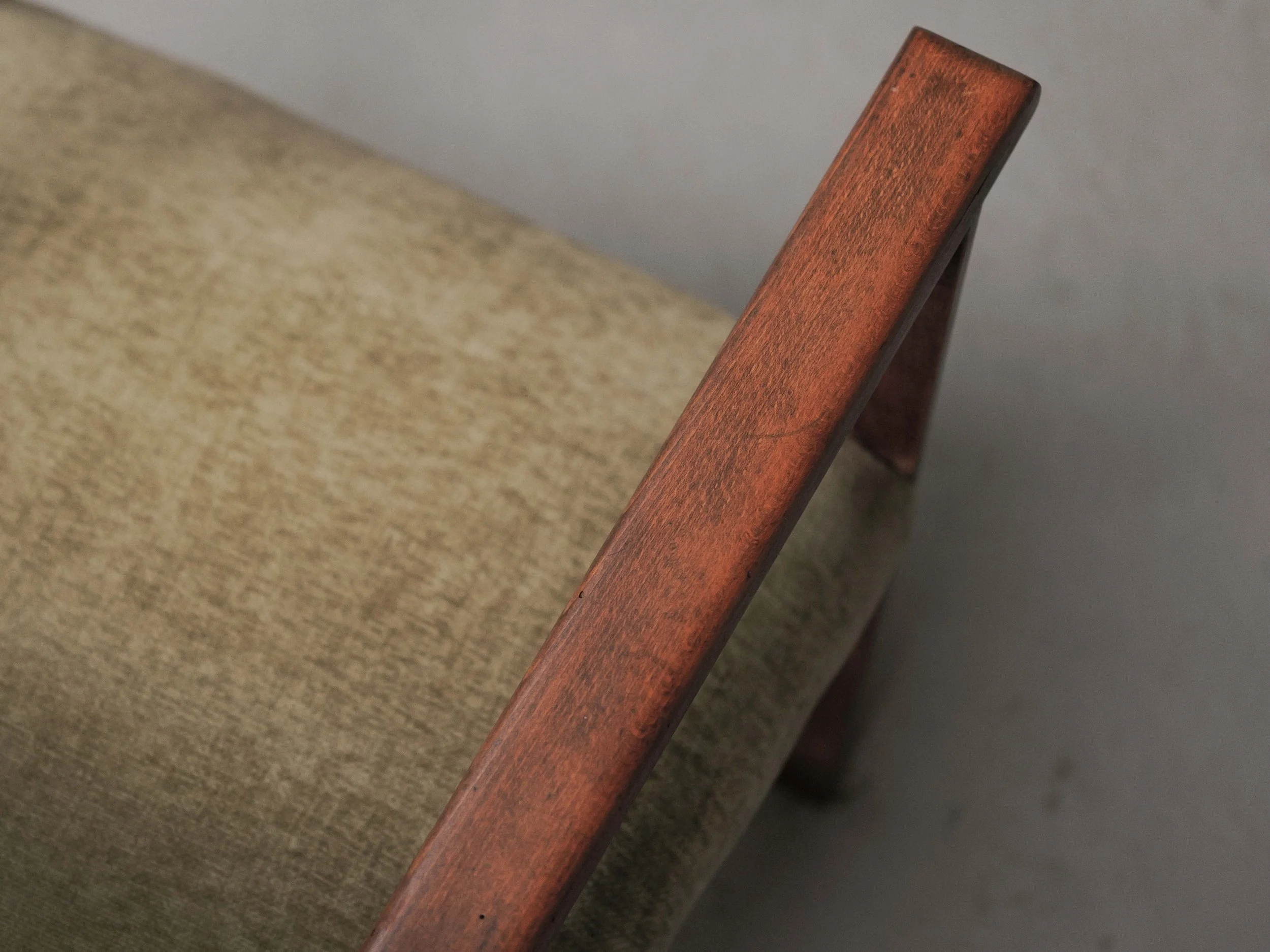 20260421A3-fauteuil-moderniste-bois-massif-et-tissu-france-vers-1950-11.jpg