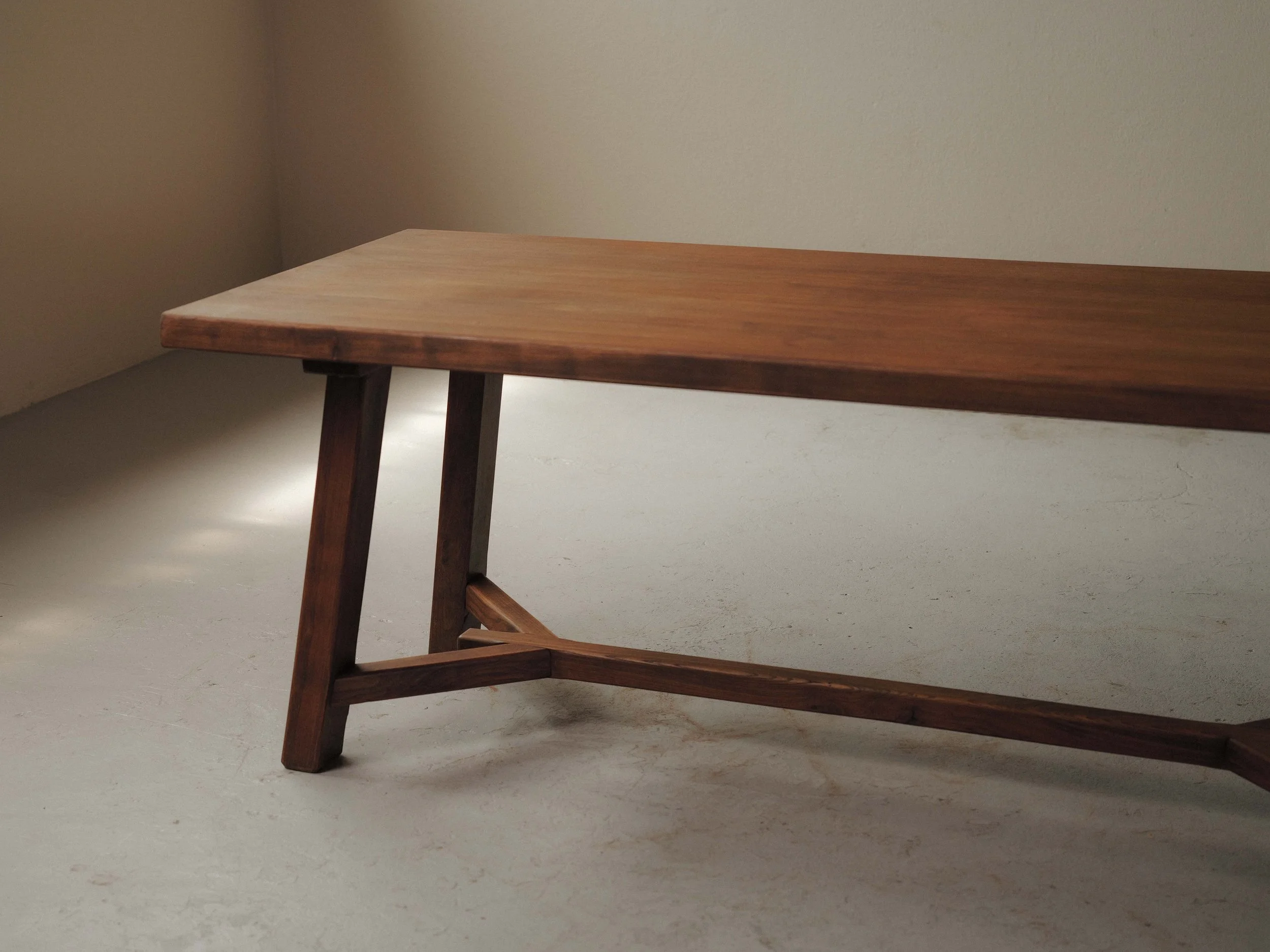 20260519T-table-artisanale-en-chene-massif-et-placage-de-chene-France-vers-1970-17.jpg