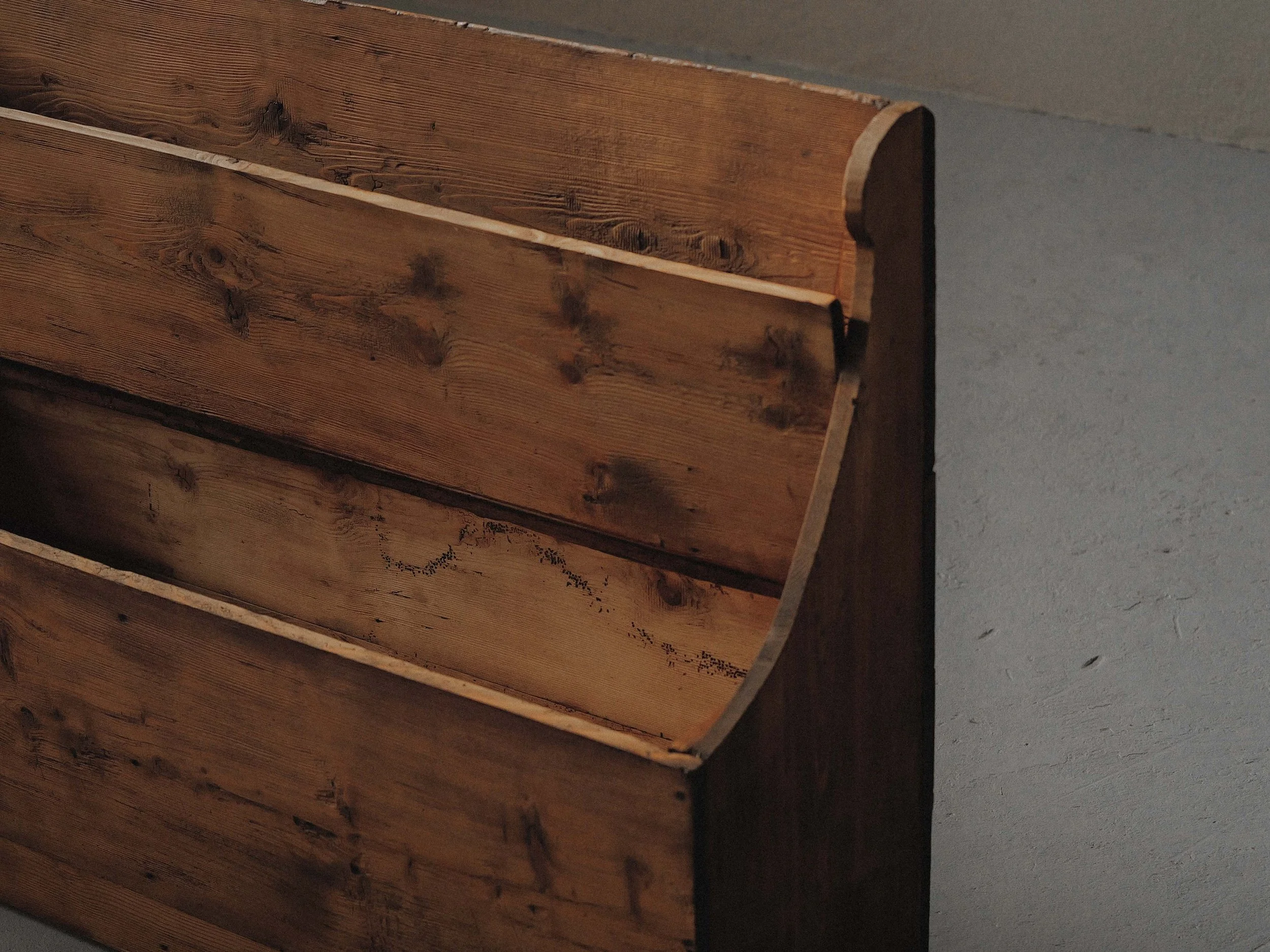 20251106A1-banc-coffre-savoyard-en-meleze-et-pin-massif-1950-6.jpg