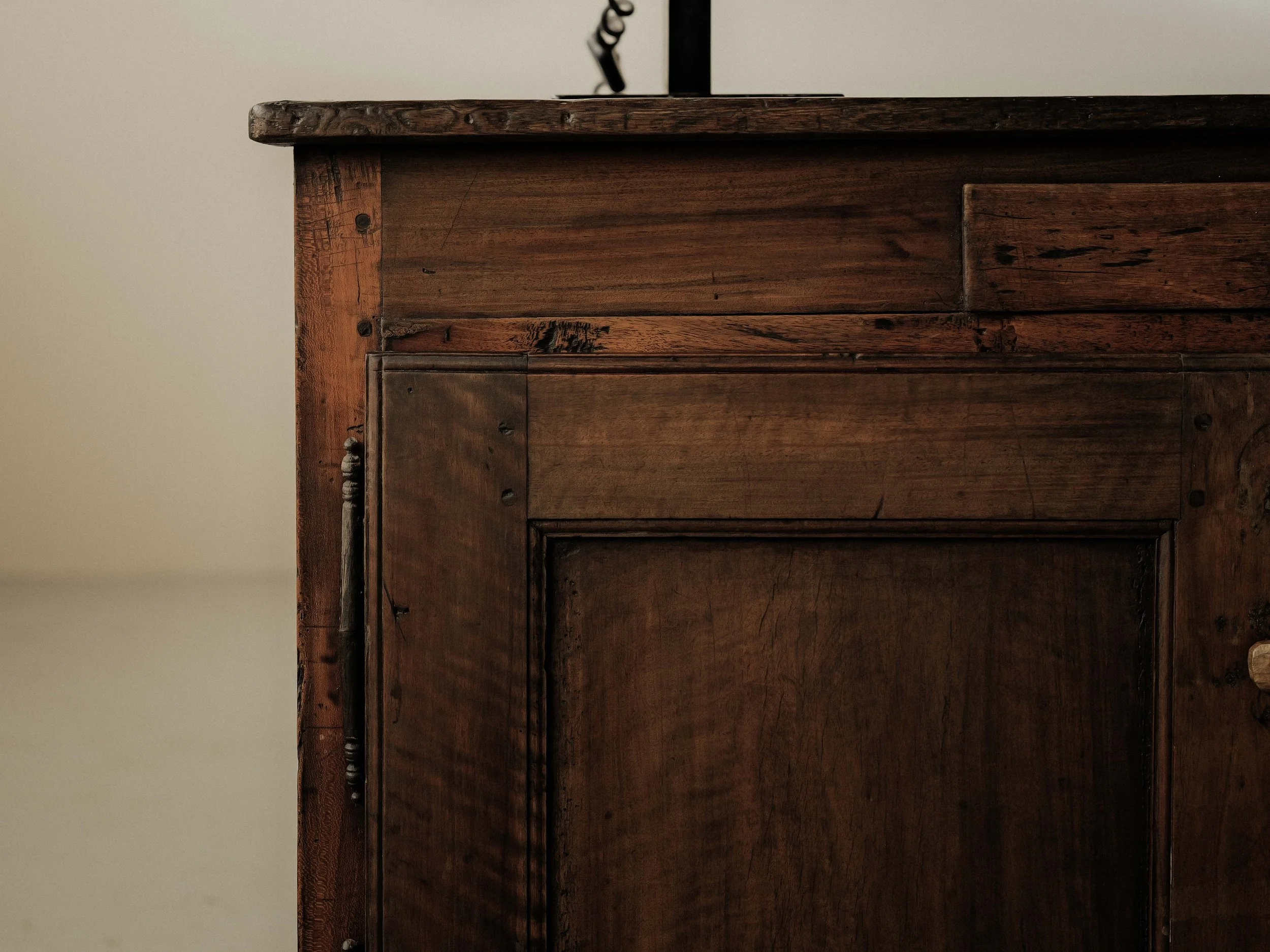 20251106M2-buffet-deux-portes-rustique-bois-massif-art-populaire-19eme-siecle-auvergne-14.jpg