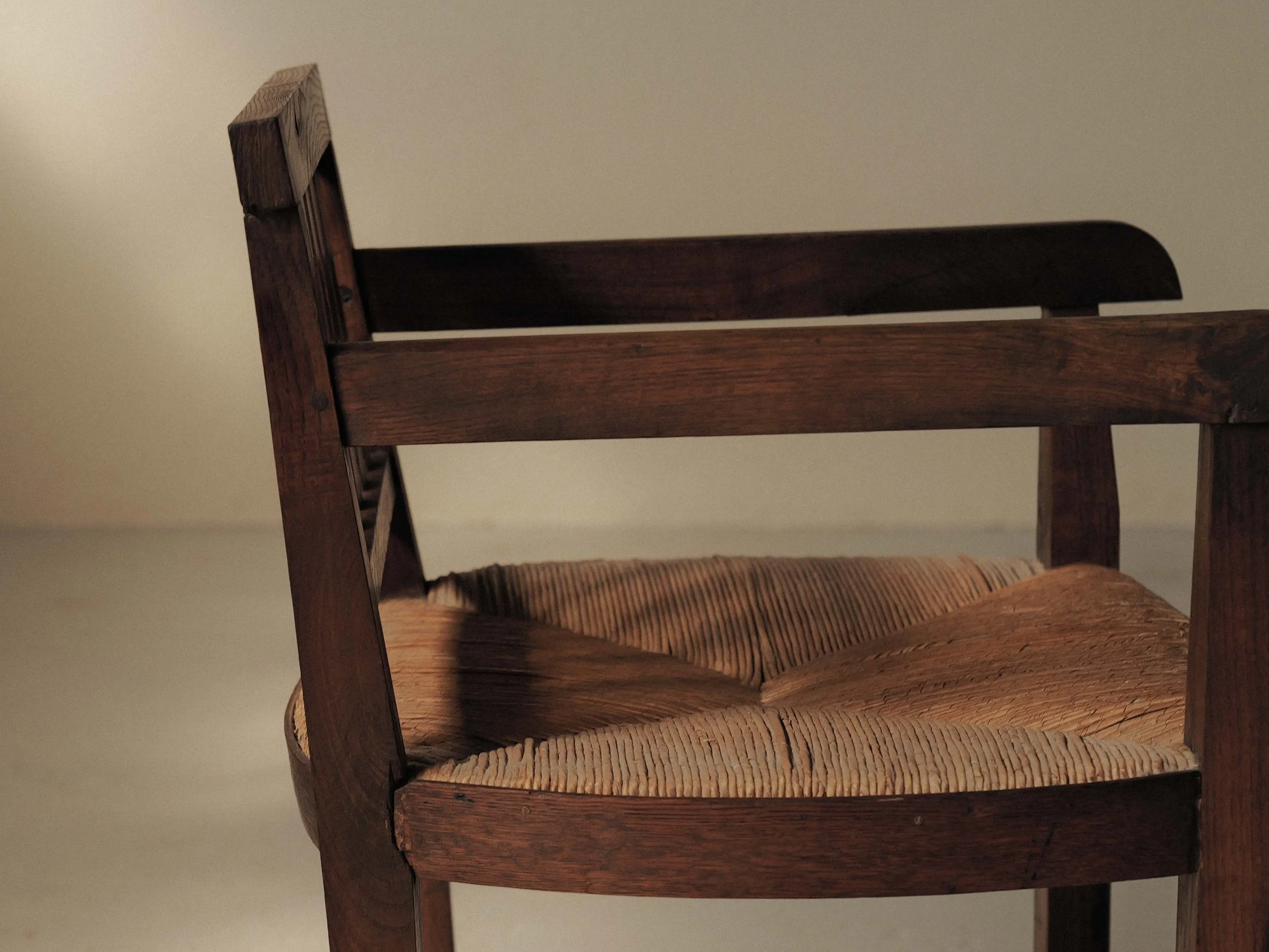 20260410A-fauteuil-artisanal-chene-massif-et-paille-tressee-vers-1950-10.jpg