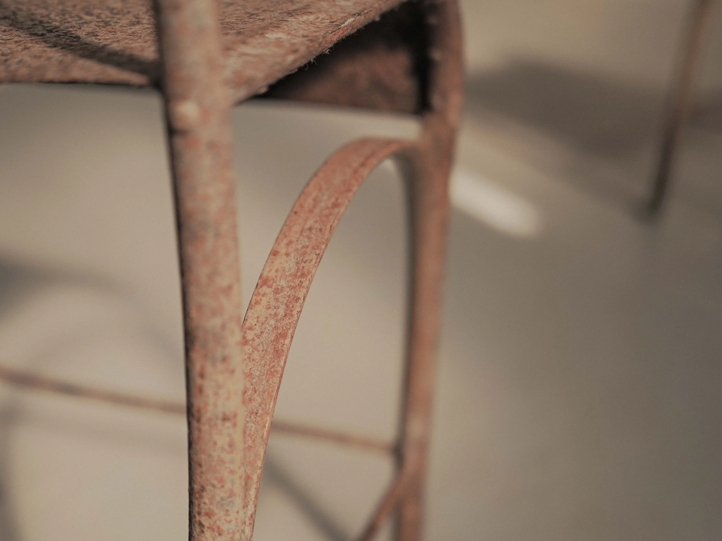 20260921A2-paire-de-chaises-en-acier-rivete-vers-1920-11.jpg