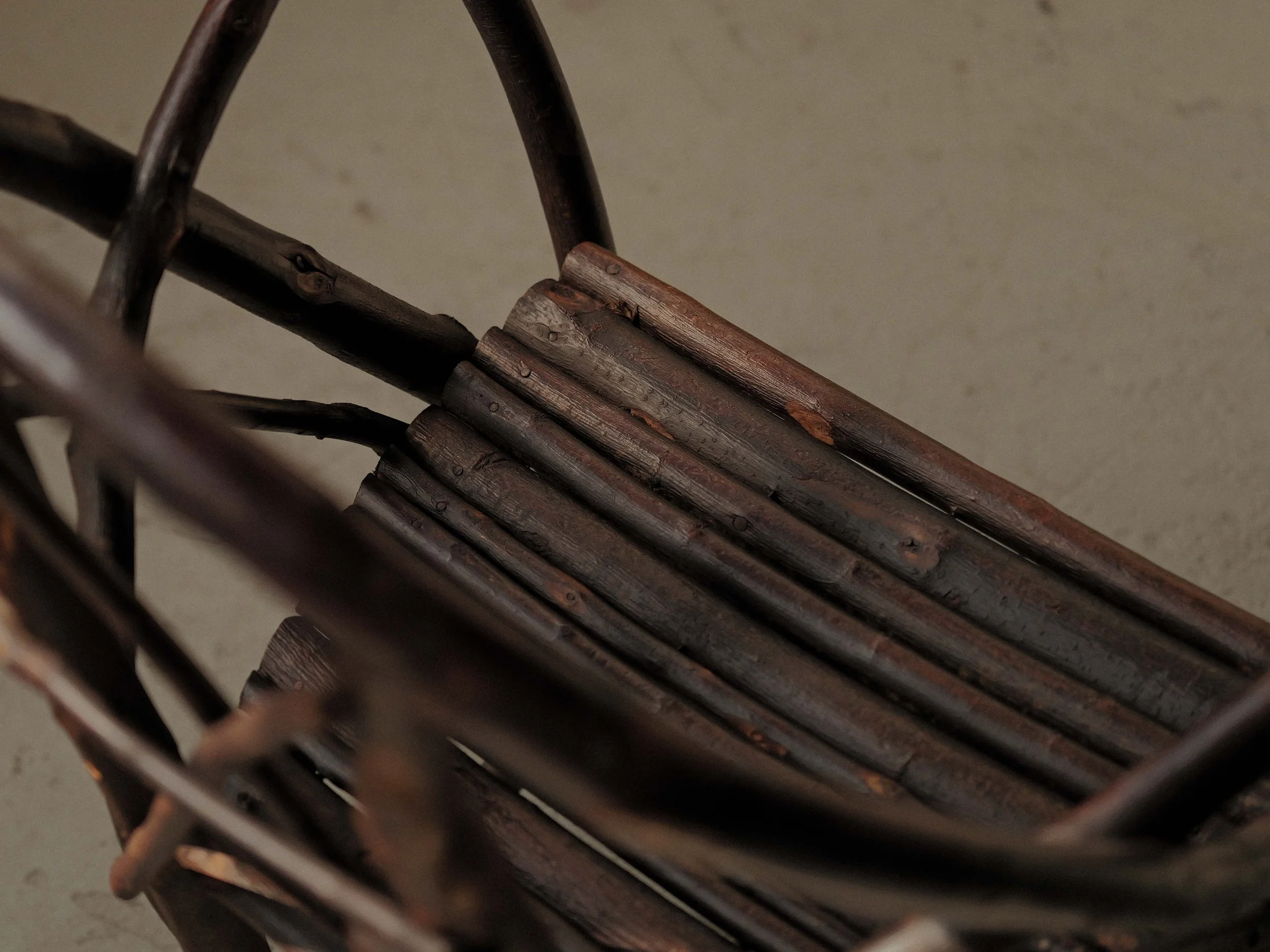 20260319A-paire-de-fauteuils-en-branches-de-noisetier-art-populaire-auvergne-debut-20-eme-siecle-13.jpg
