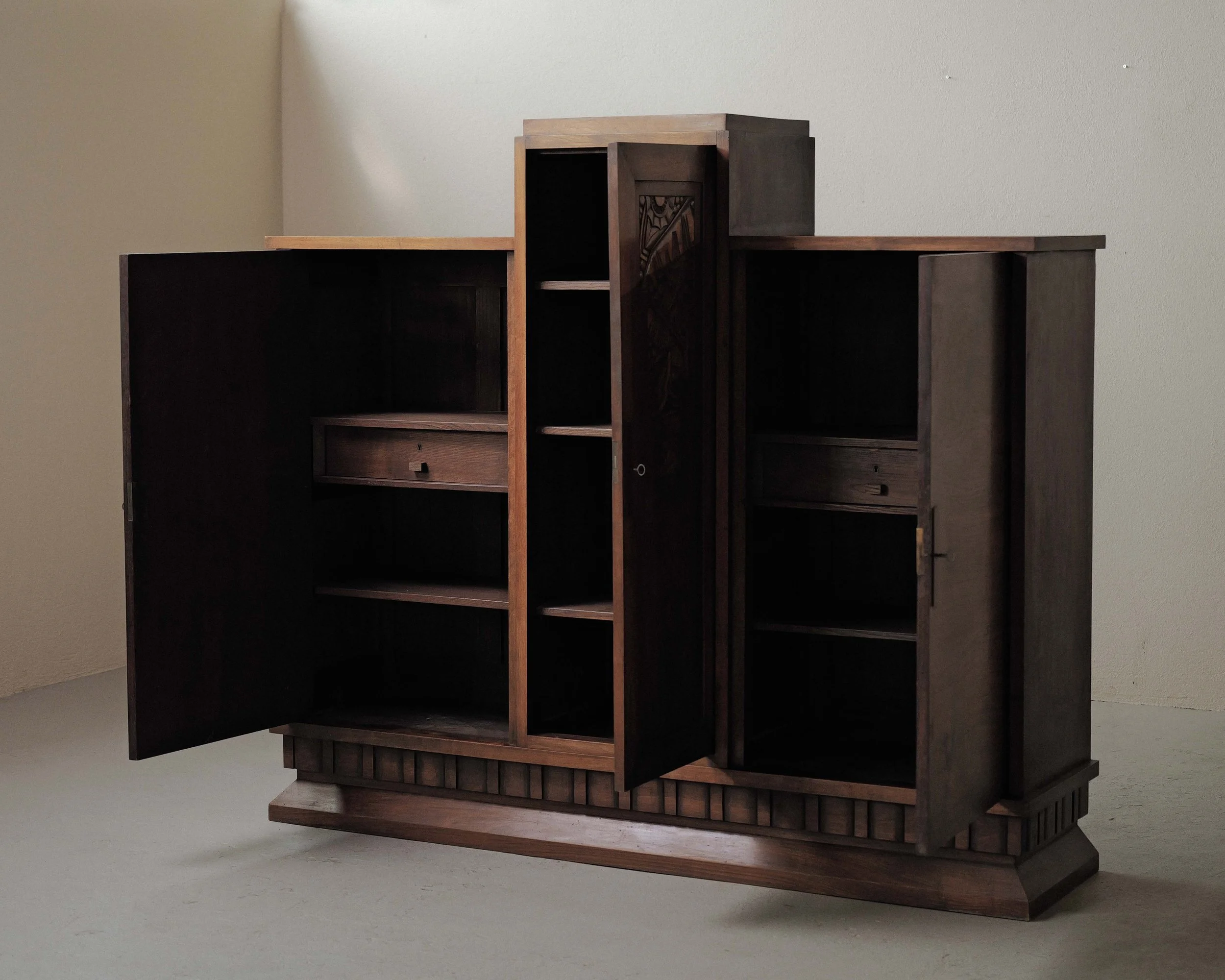 20260421M-Buffet-art-deco-en-noyer-et-placage-de-noyer-travail-Breton-par-Jacques-Philippe-vers-1930-13.jpg