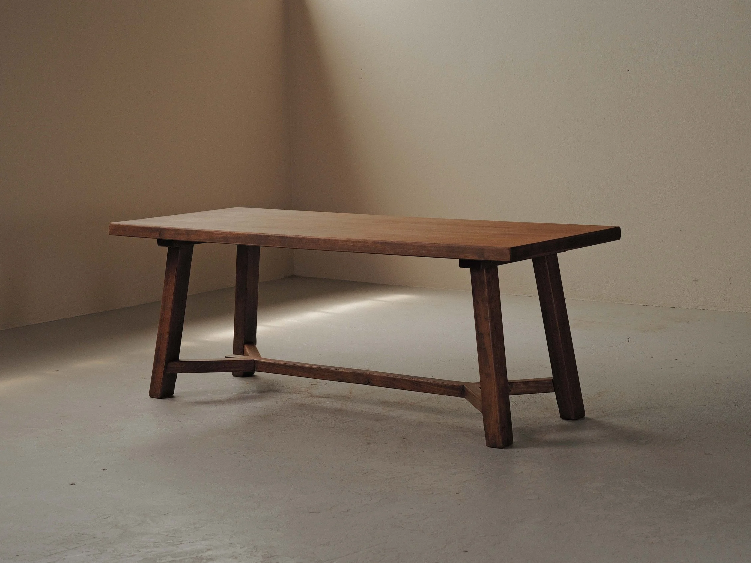 20260519T-table-artisanale-en-chene-massif-et-placage-de-chene-France-vers-1970-14.jpg