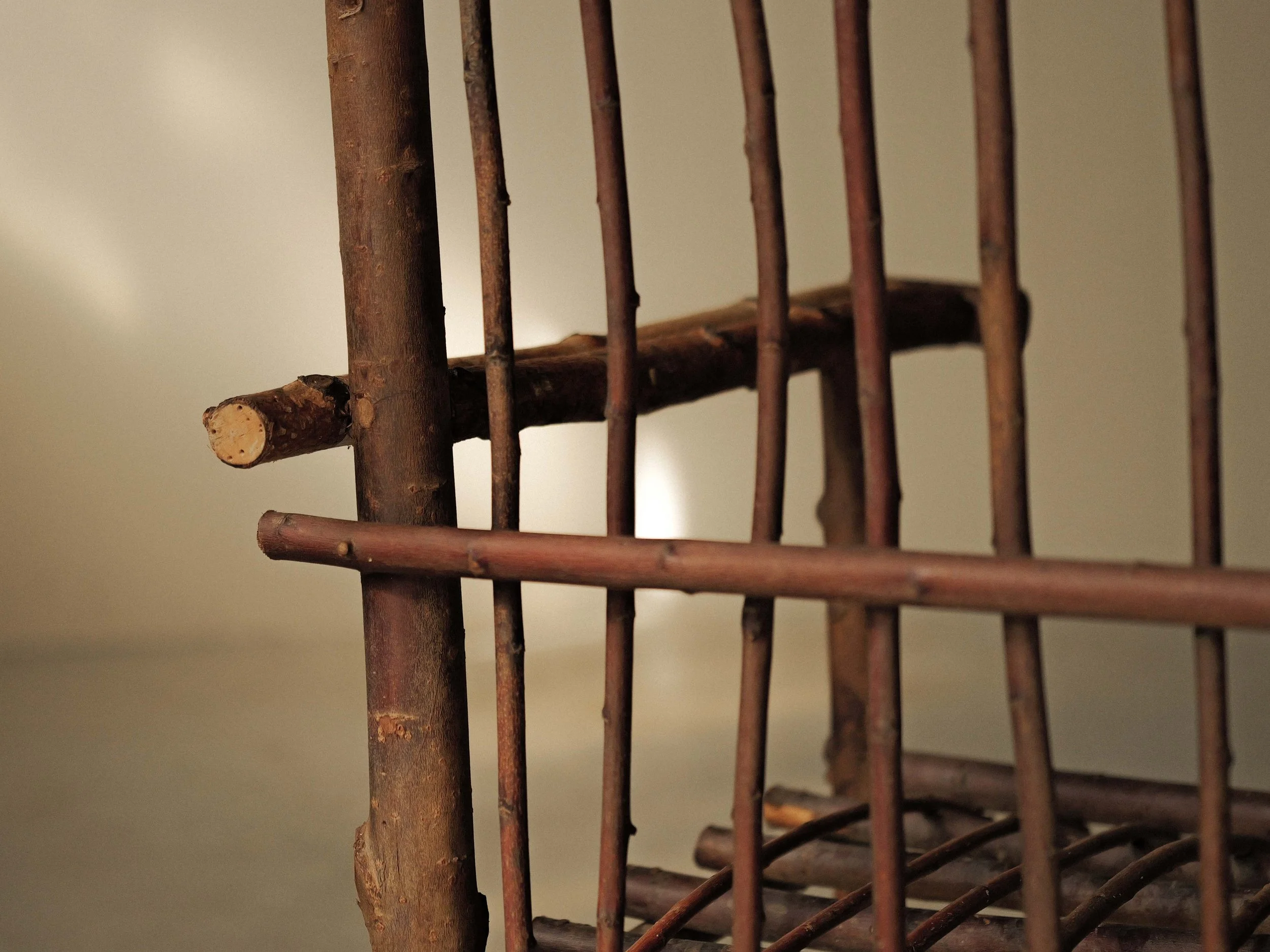 20260908A3-Fauteuil-naif-en-branches-de-noisetier-france-vers-1950-14.jpg