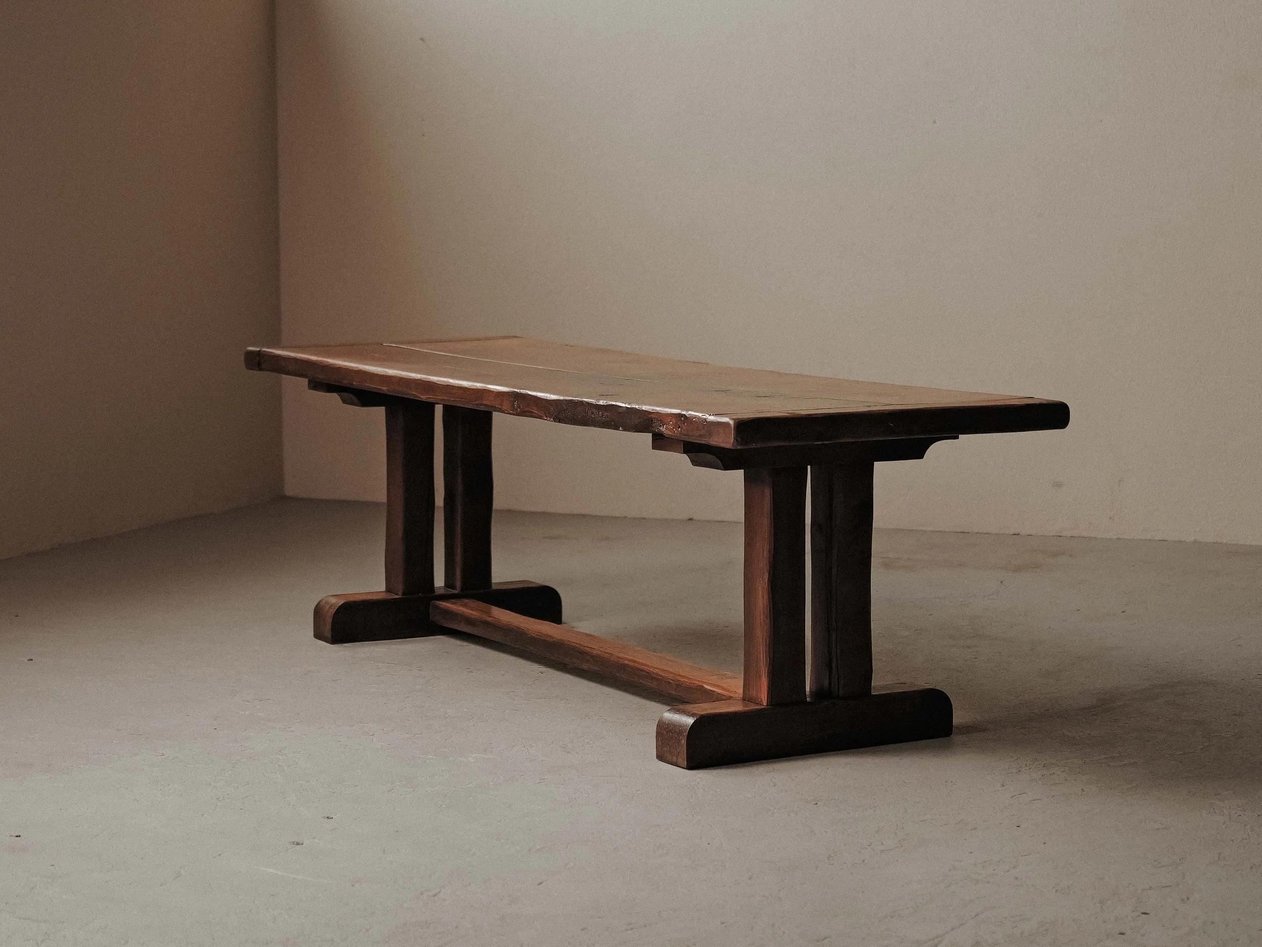 20260802T-Table-artisanale-en-chene-massif-signe-J.Mercier-Vers-1950-23.jpg