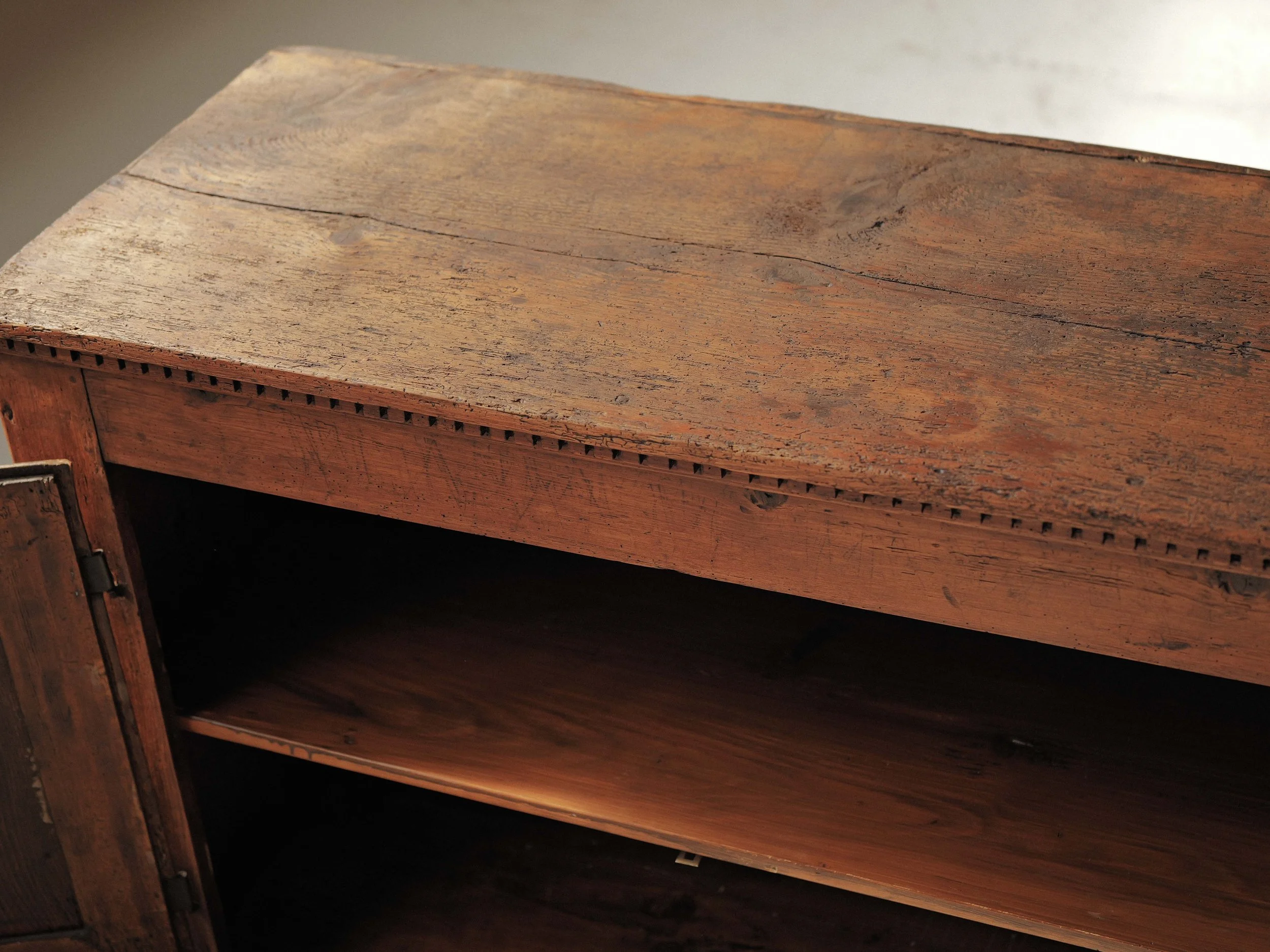 20251203M2-buffet-auvergnat-pin-massif-19eme-7.jpg