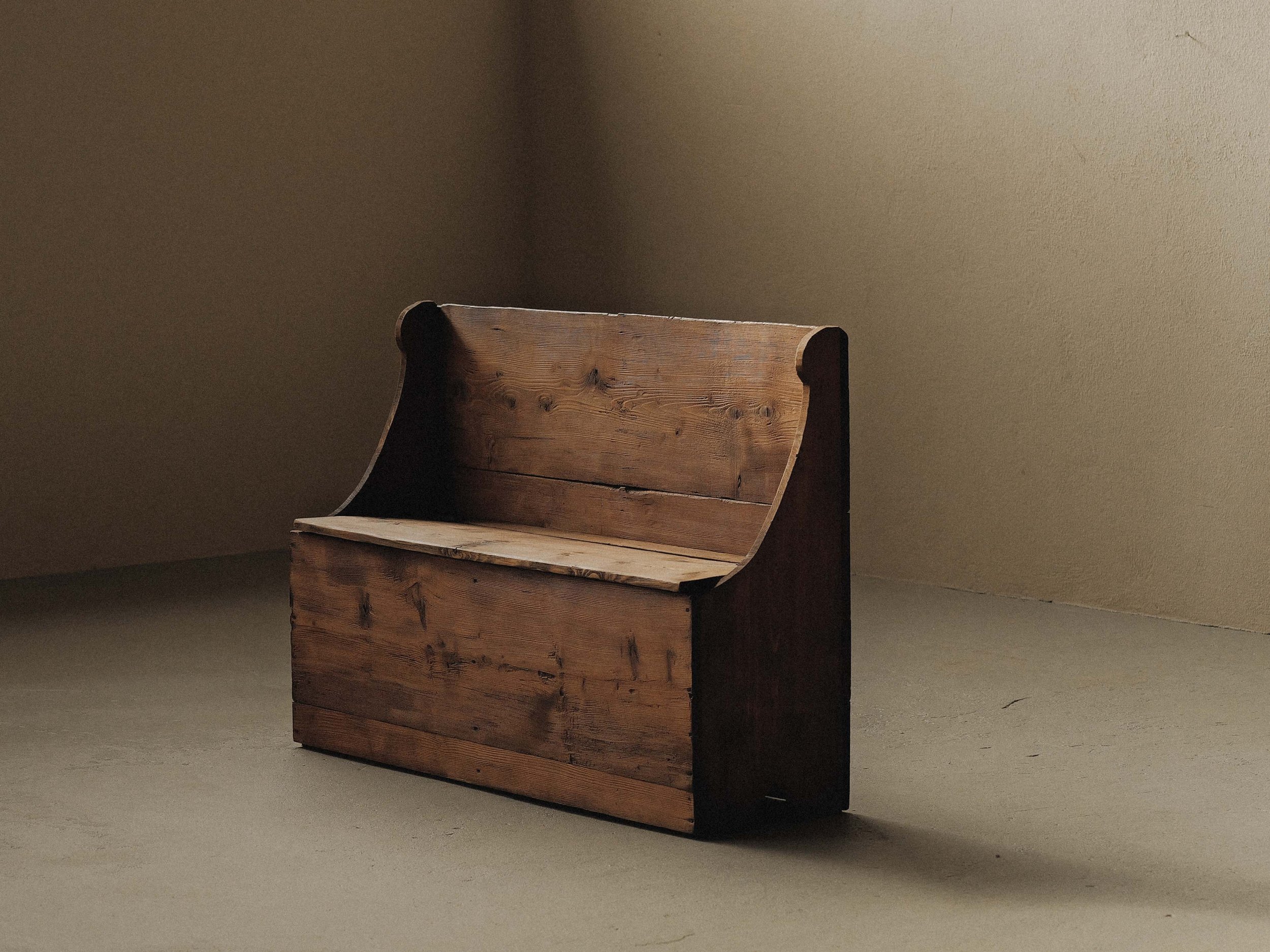 20251106A1-banc-coffre-savoyard-en-meleze-et-pin-massif-1950-2.jpg
