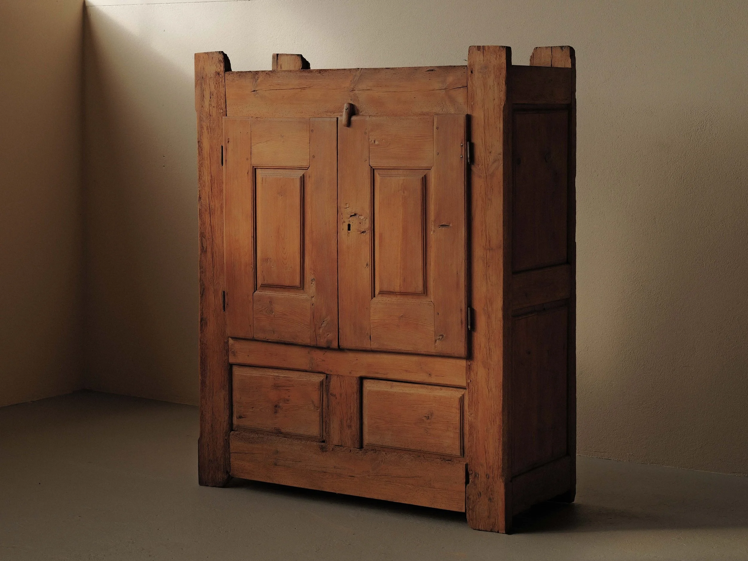 20260224M-meuble-deux-portes-en-pin-massif-dit-presse-a-lin-art-populaire-Lozere-19eme-siecle-3.jpg