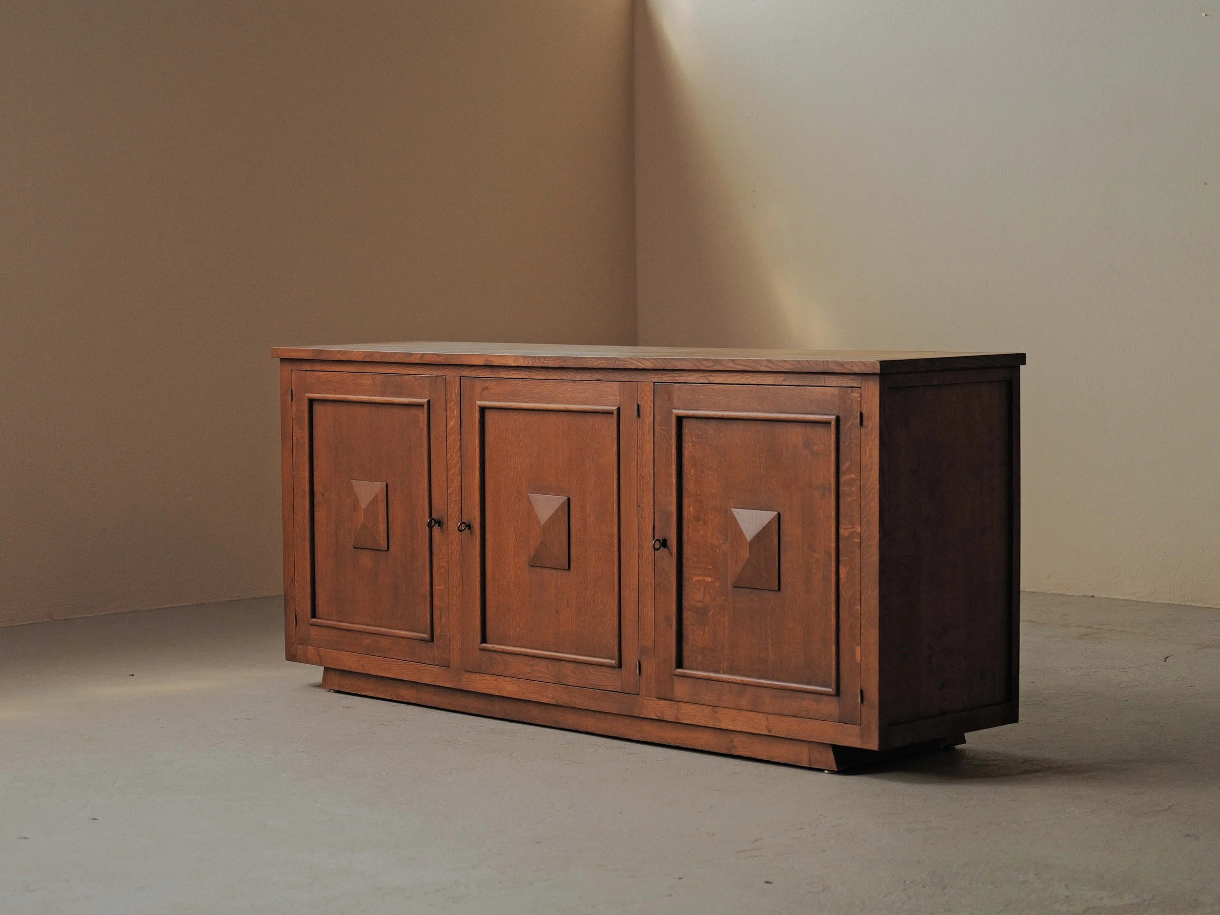 20260507M-meuble-buffet-artisanal-en-chene-massif-vers-1950-2.jpg