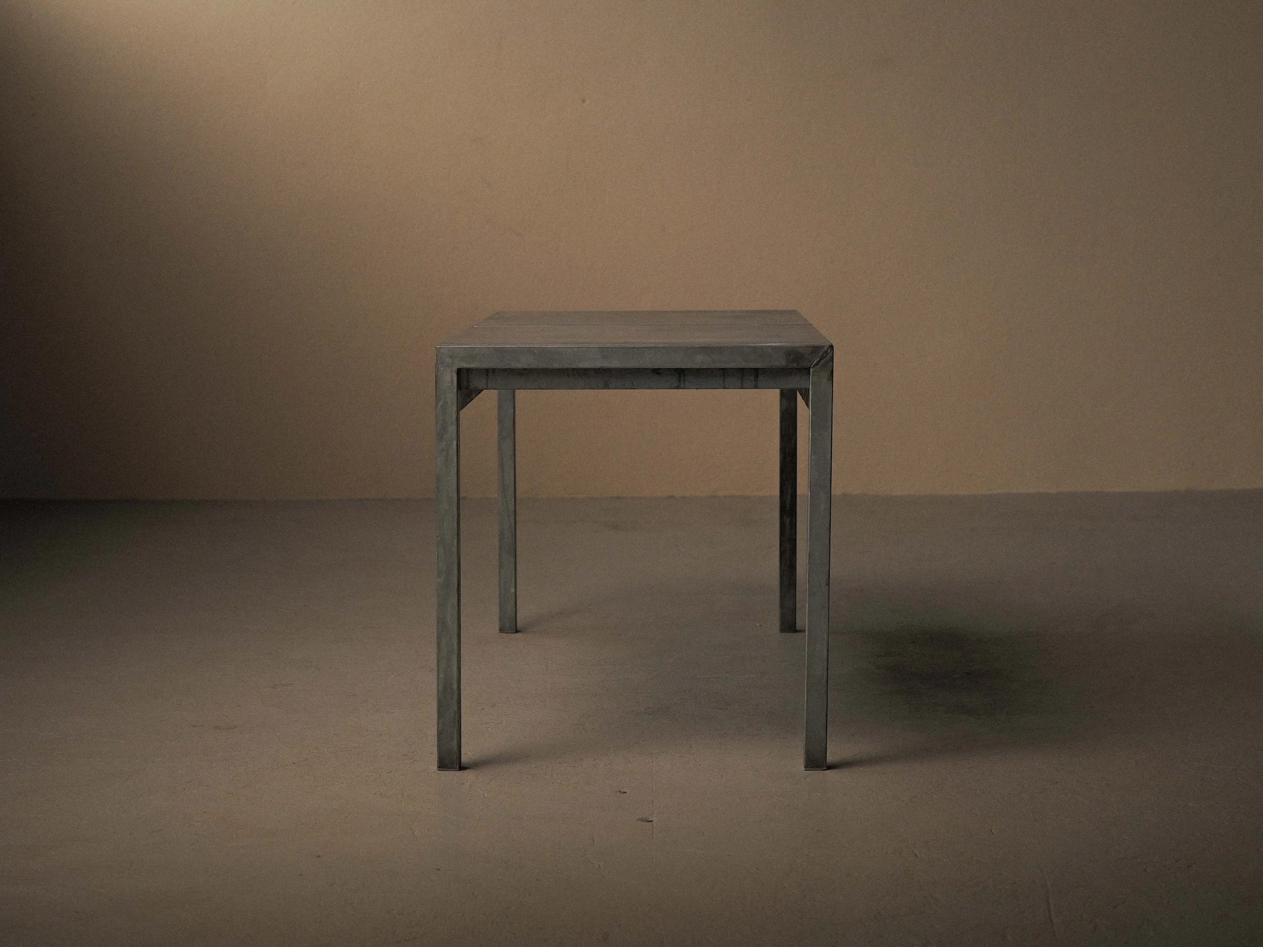20260210T3-table-ou-bureau-artisanale-en-acier-galvanisé-et-zinc-vers-1980-3.jpg