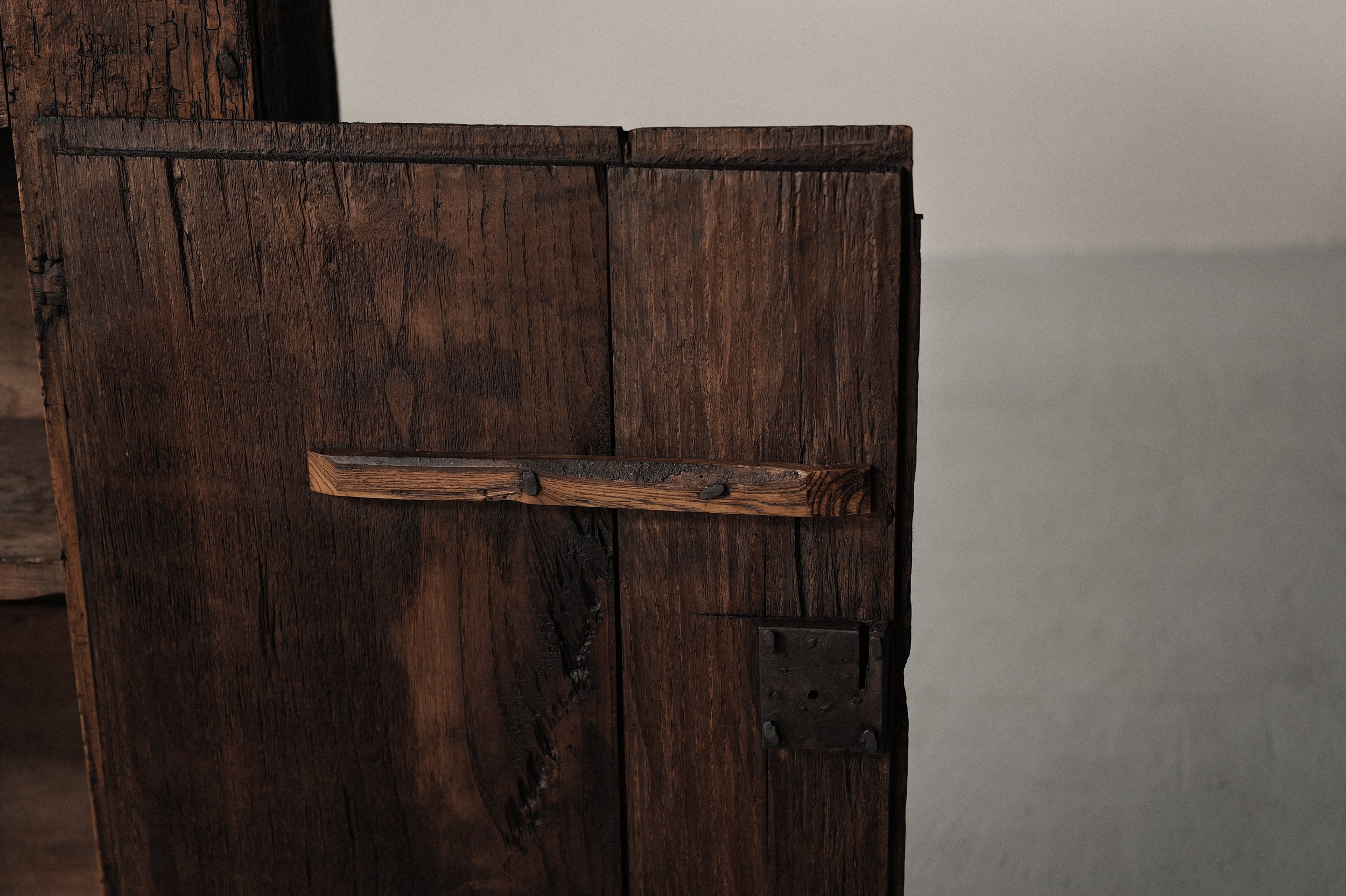 20250630M2-Meuble-une-porte-art-populaire-alpin-1800-15.jpg
