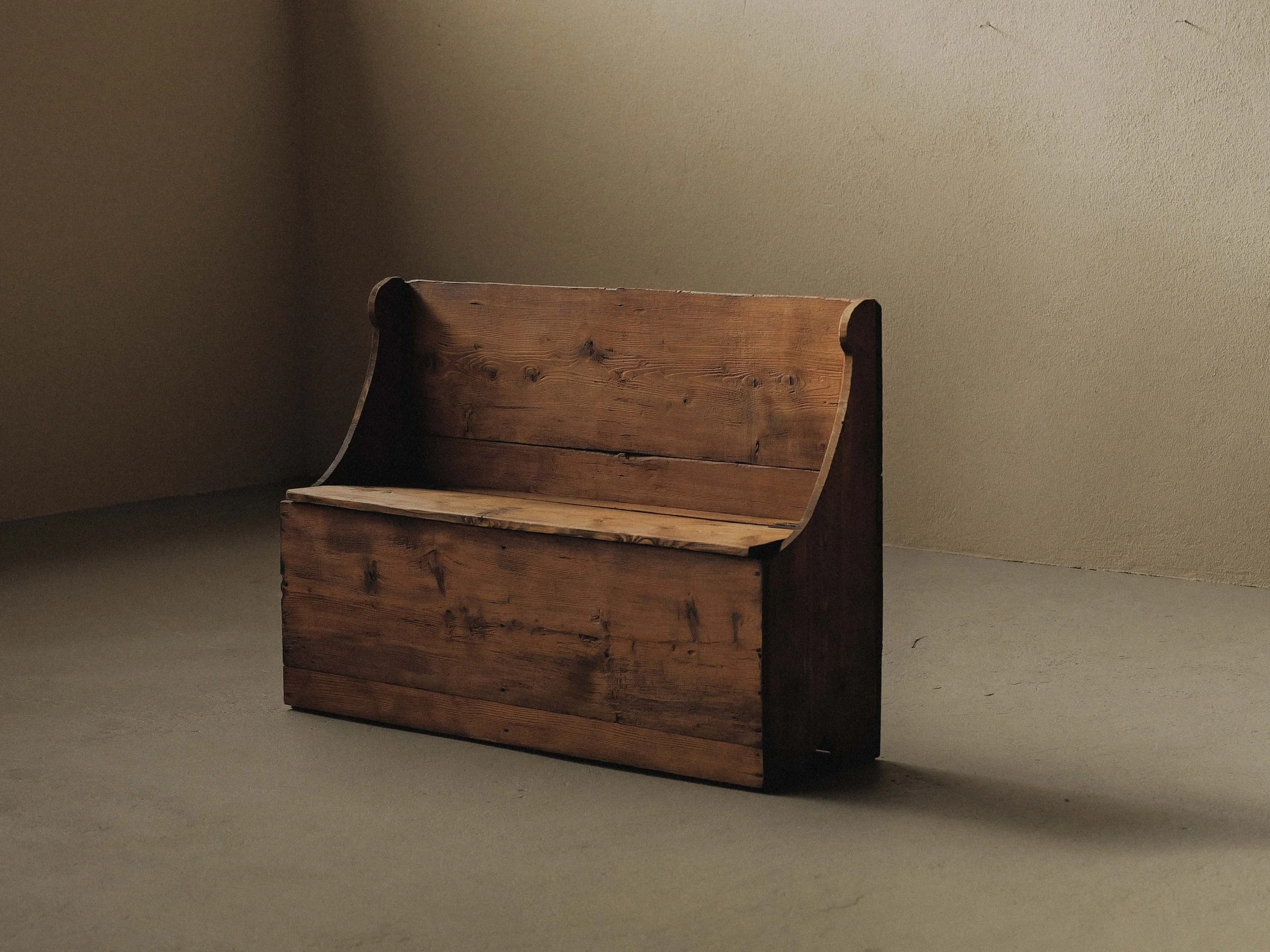 🔴 Banc-coffre en mélèze et pin massif – Savoie, vers 1950