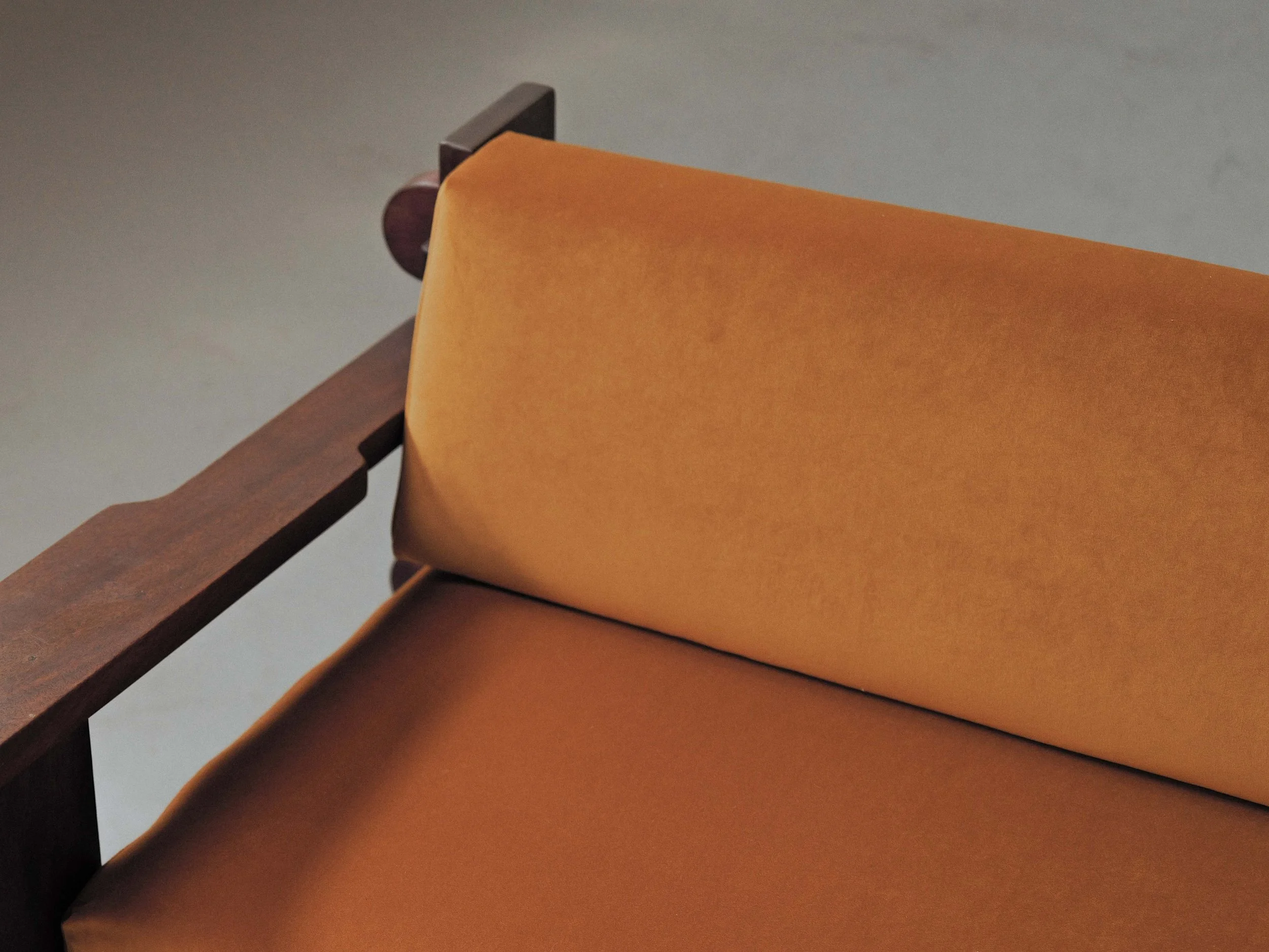 20260414A3-Banquette-artisanale-travail-d-architecte-bois-massif-tissu-moutarde-circa-1970-7.jpg