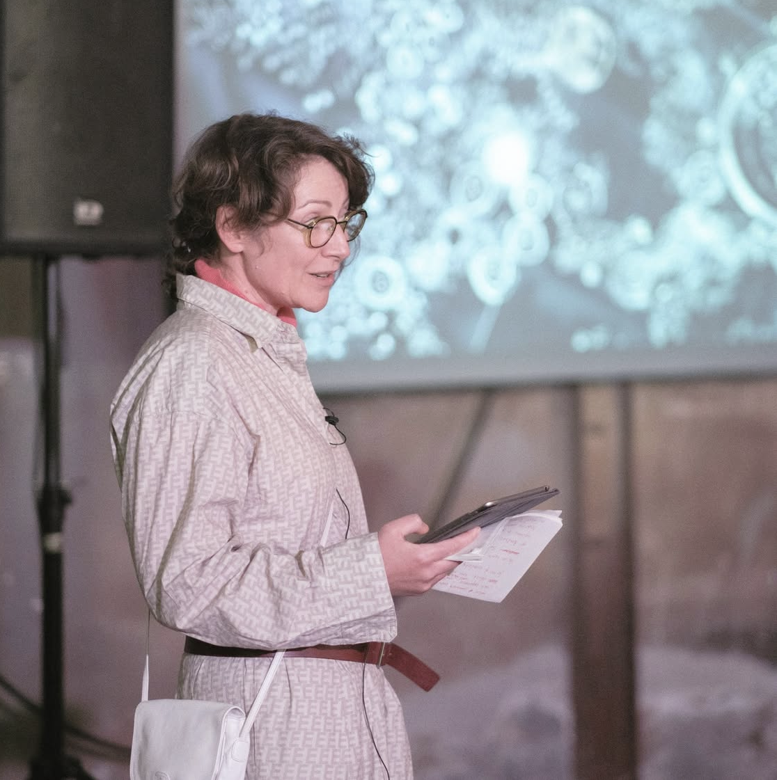 Lyndsay Mann, Plants, Humans, Institutions, performance-lecture at IMPULS Festival, Leipzig.