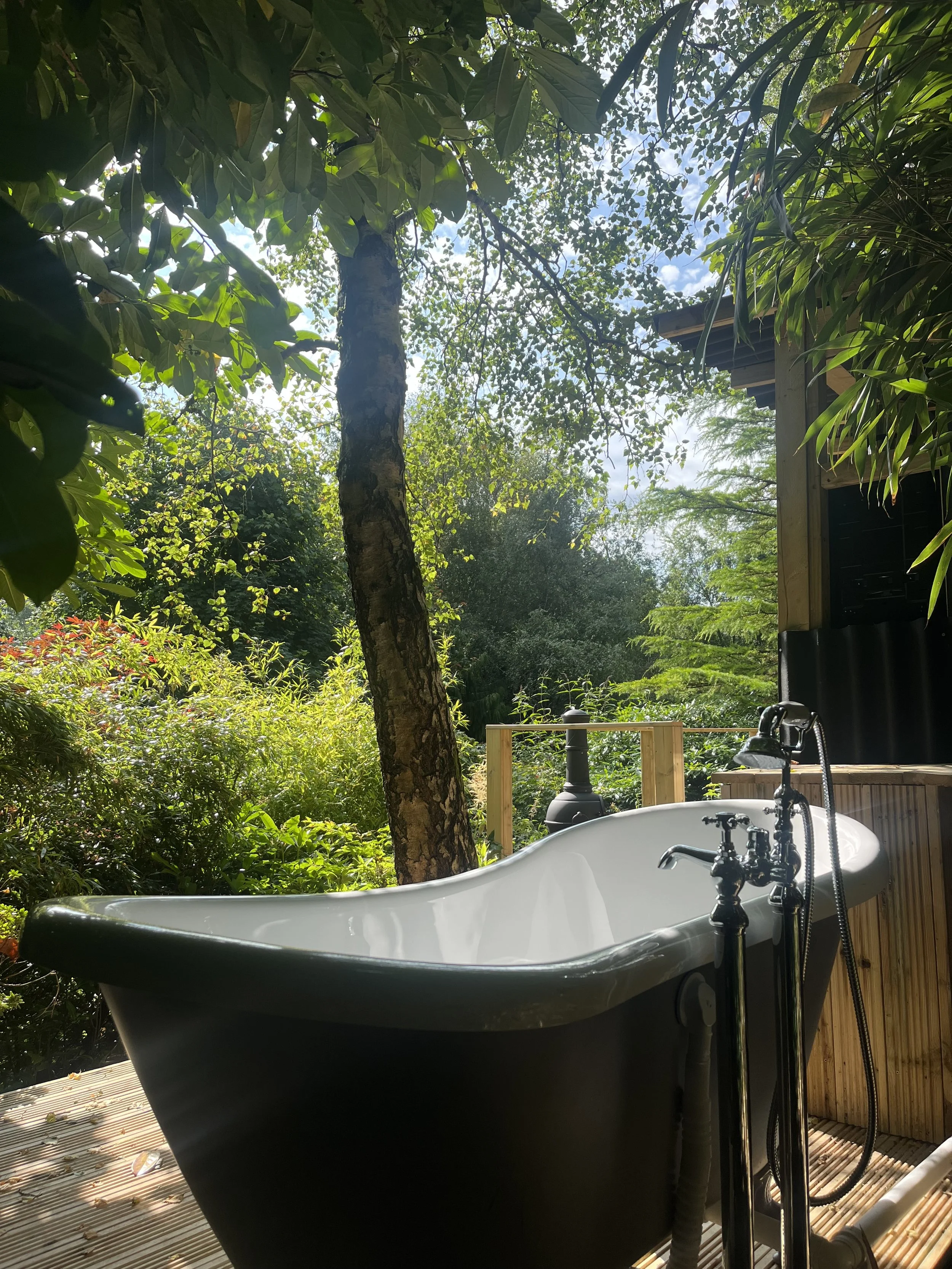 THE COSY CABIN ROLLTOP BATH .jpg