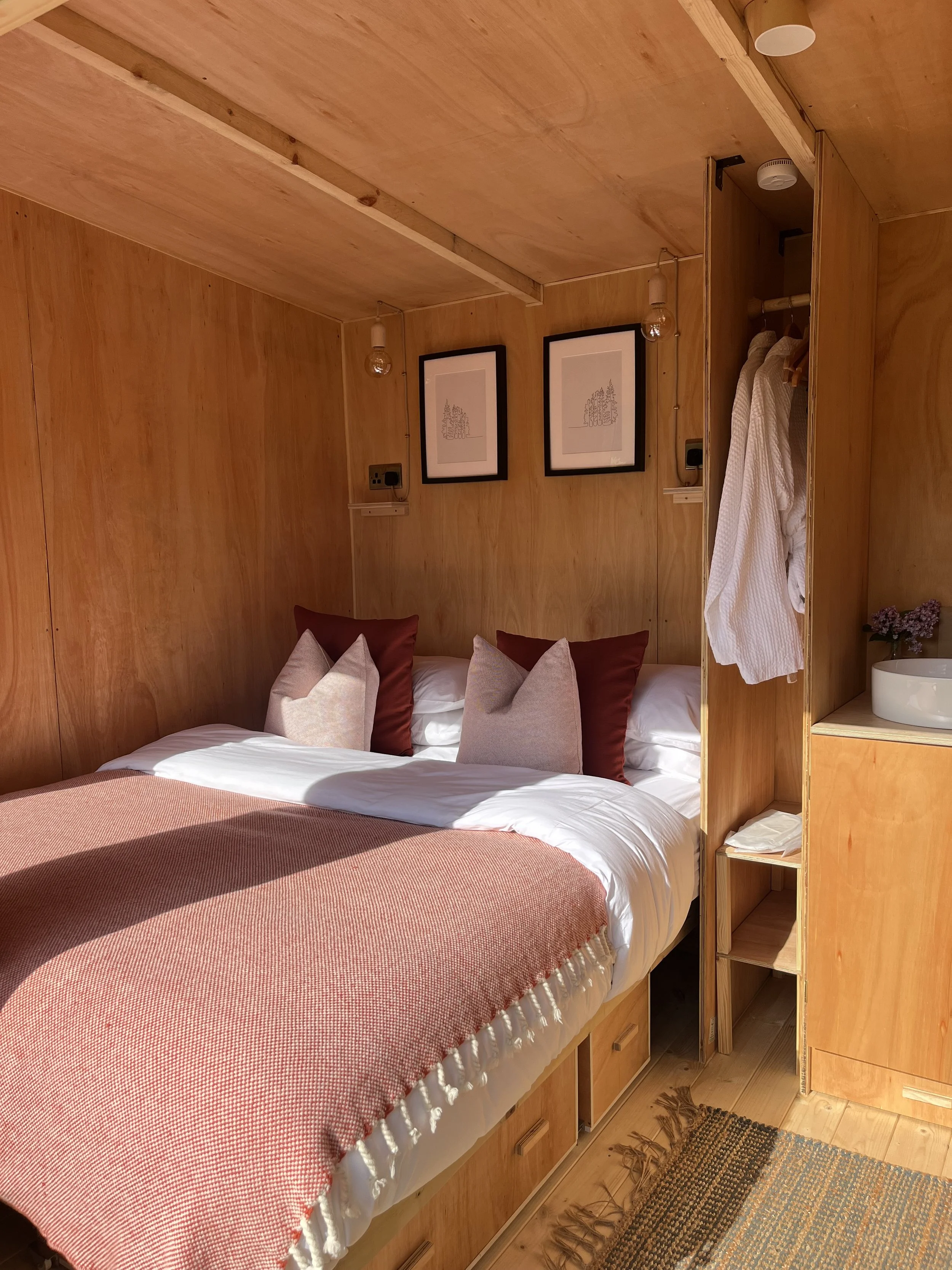 THE COSY CABIN - KING BED.JPG