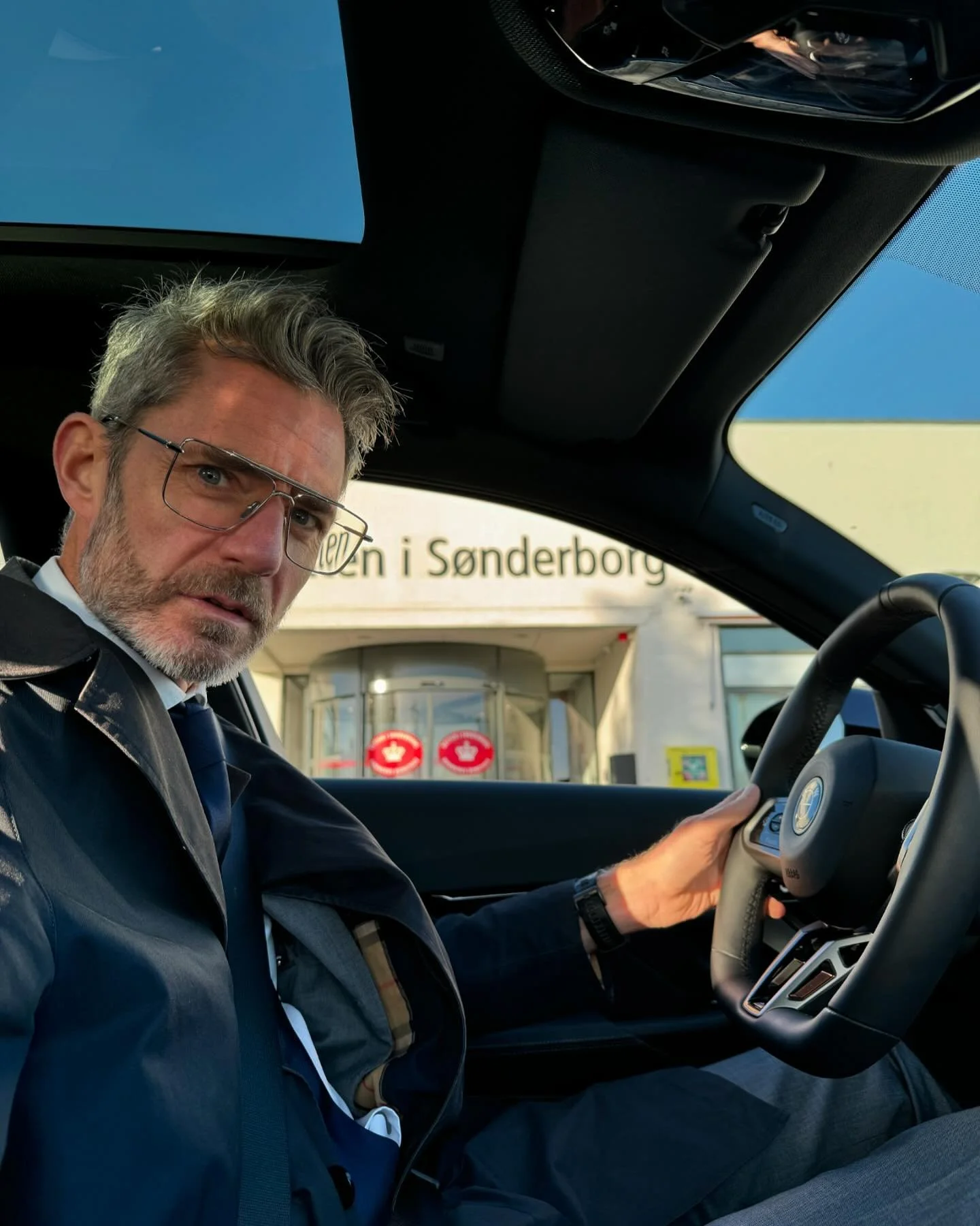 Dejligt, det er s&aring; smuk en tur hen over b&aelig;lter og gennem bugtende natur - for isoleret set, er det jo liiiiidt langt at k&oslash;re blot for at f&aring; at vide, at sagen m&aring; uds&aelig;ttes, uden at vi kan komme igang 🤯🤣
#sch&oslas