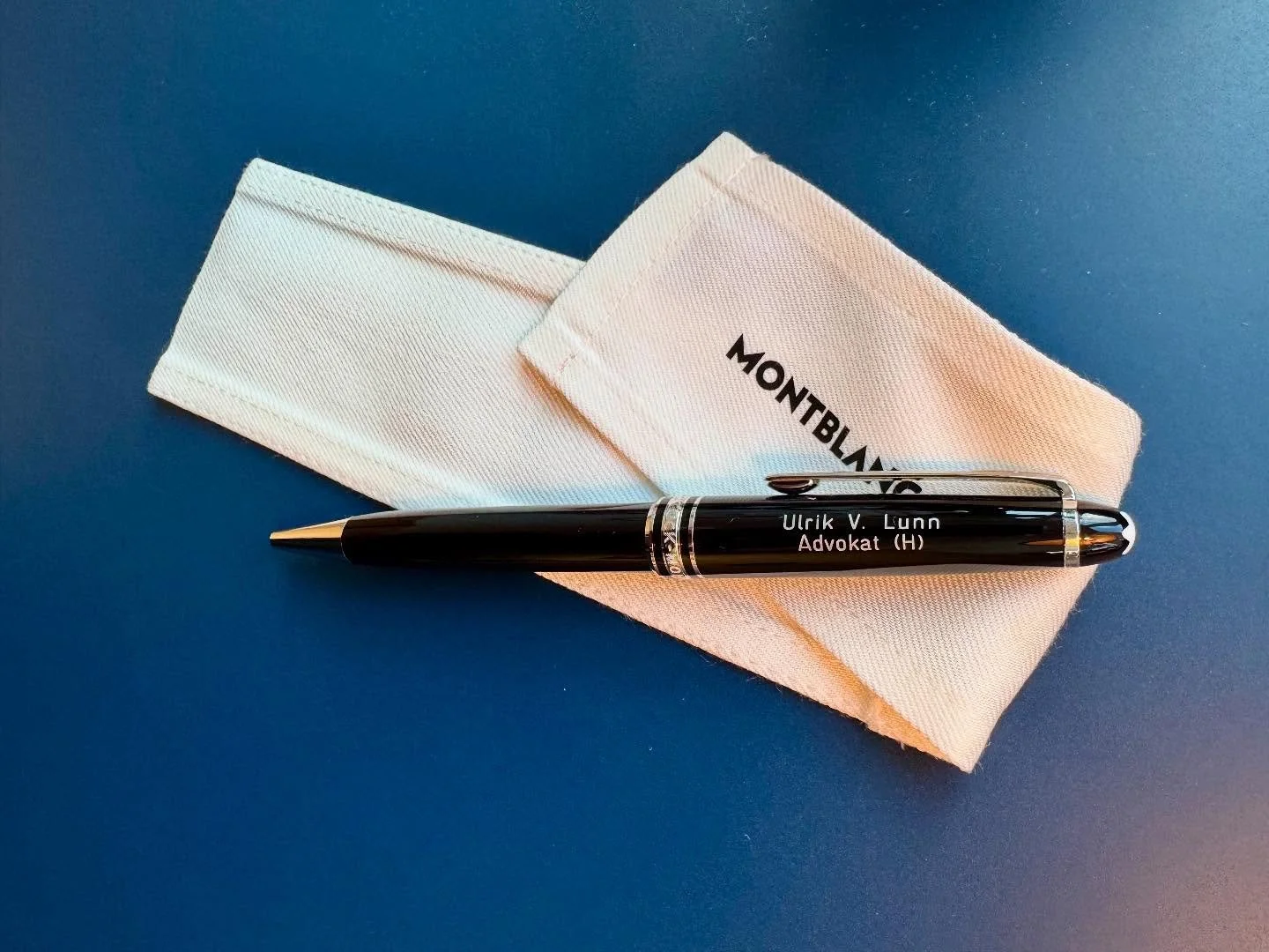 Fantastisk dygtige Ulrik V. Lunn har opn&aring;et m&oslash;deret for H&oslash;jesteret. Vi har fundet ham en lille ting, s&aring; han fremad kan notere med stil ✨