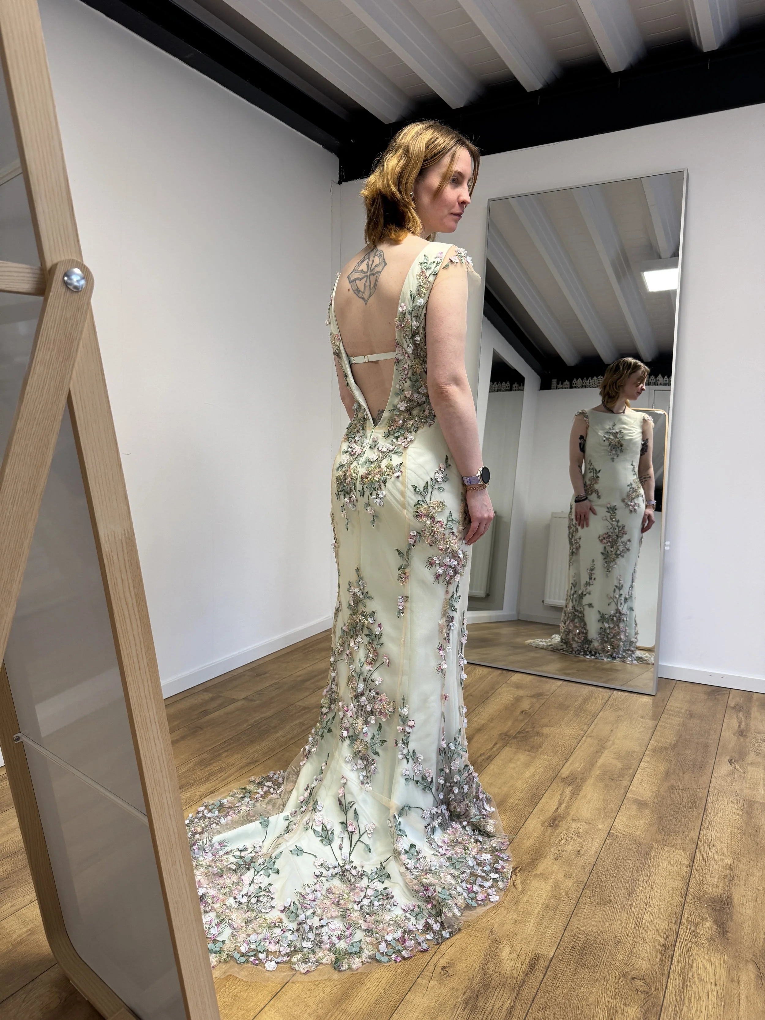 Sarah's trouwjurk. Op maat gemaakt. Sarah had een heel duidelijk beeld van hoe haar jurk eruit moest komen te zien. Ze had een prachtige stof gevonden. Sarah is een aantal keer langsgekomen om het proces te zien en natuurlijk te passen. Ze was zo bli