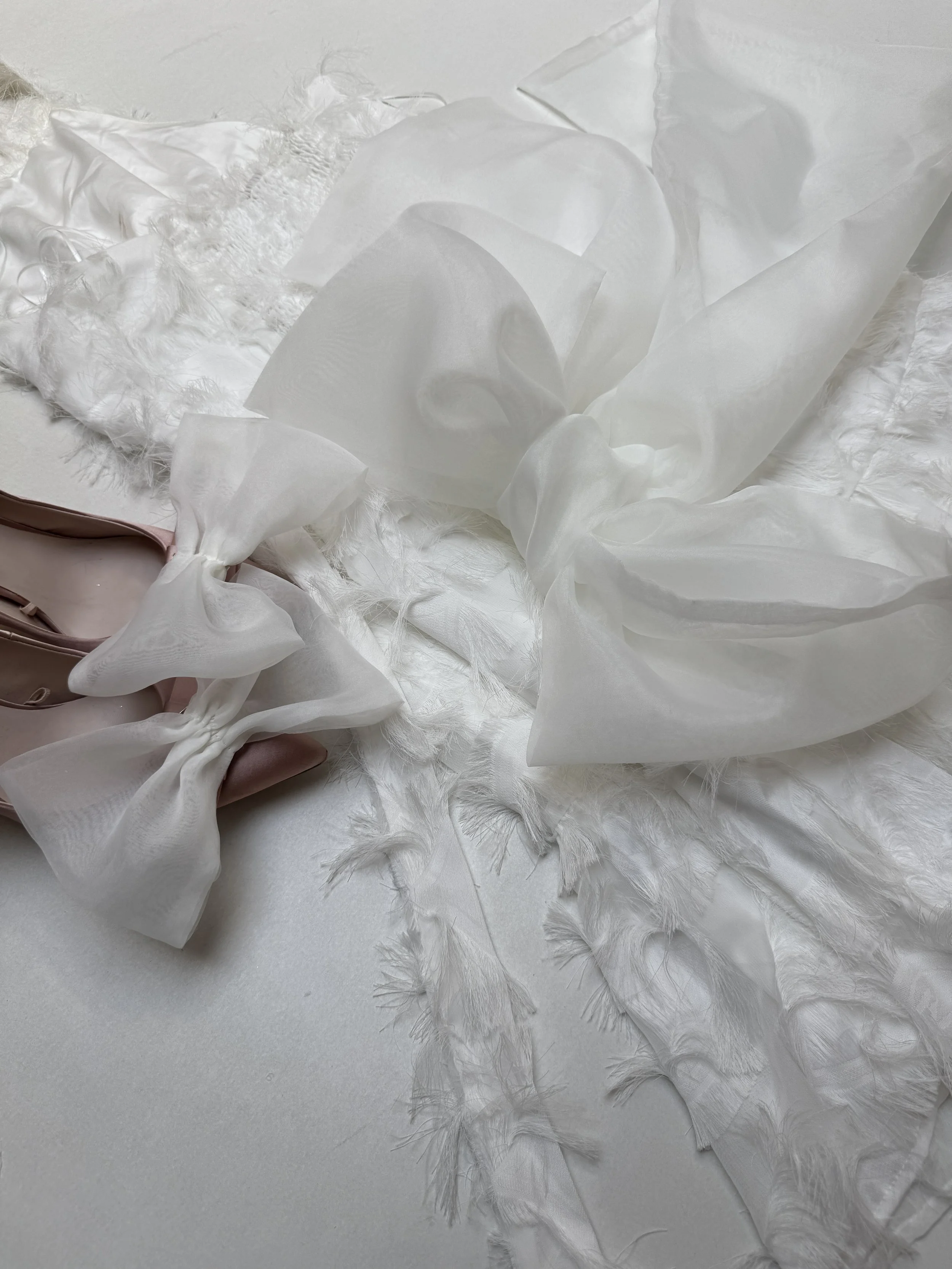 Accessoires gemaakt voor bij een trouwjurkje. een sjaal waar ze een strik in kan leggen en 2 strikjes voor op de schoenen