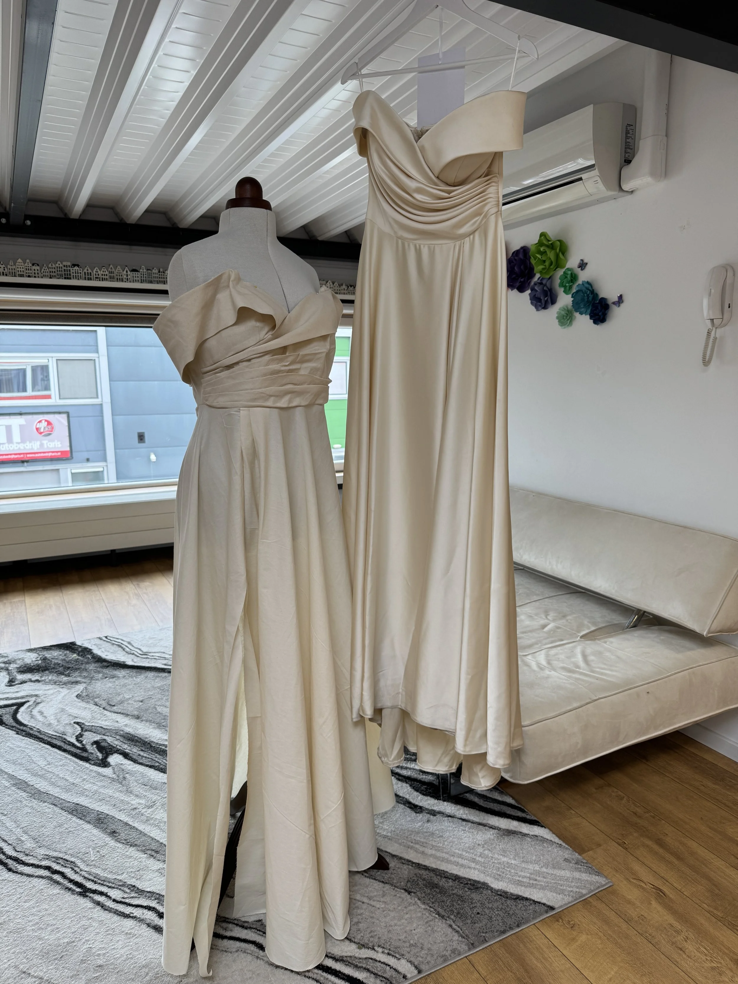 Stephanie had een jurk gekocht via Vinted en was helemaal verliefd geworden op de jurk. Hij was alleen veel te klein. Ik heb de jurk nagemaakt in de een zorgvuldig uitgekozen kleur satijn. En haar nieuwe jurk was gespiegeld. De overslag en split zate